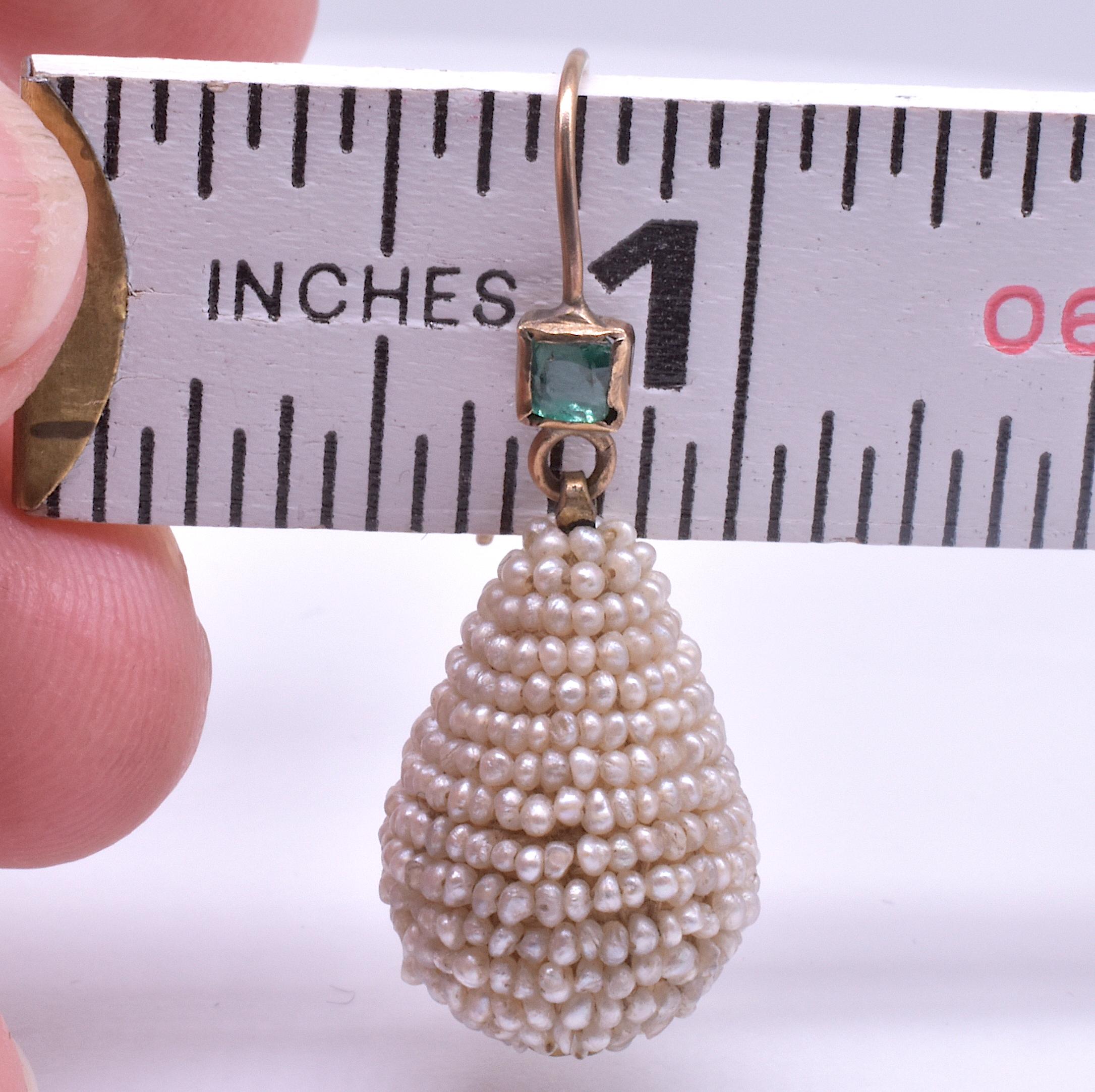 Début de l'époque victorienne Boucles d'oreilles en forme de goutte d'émeraude et de perles de rocaille, vers 1860