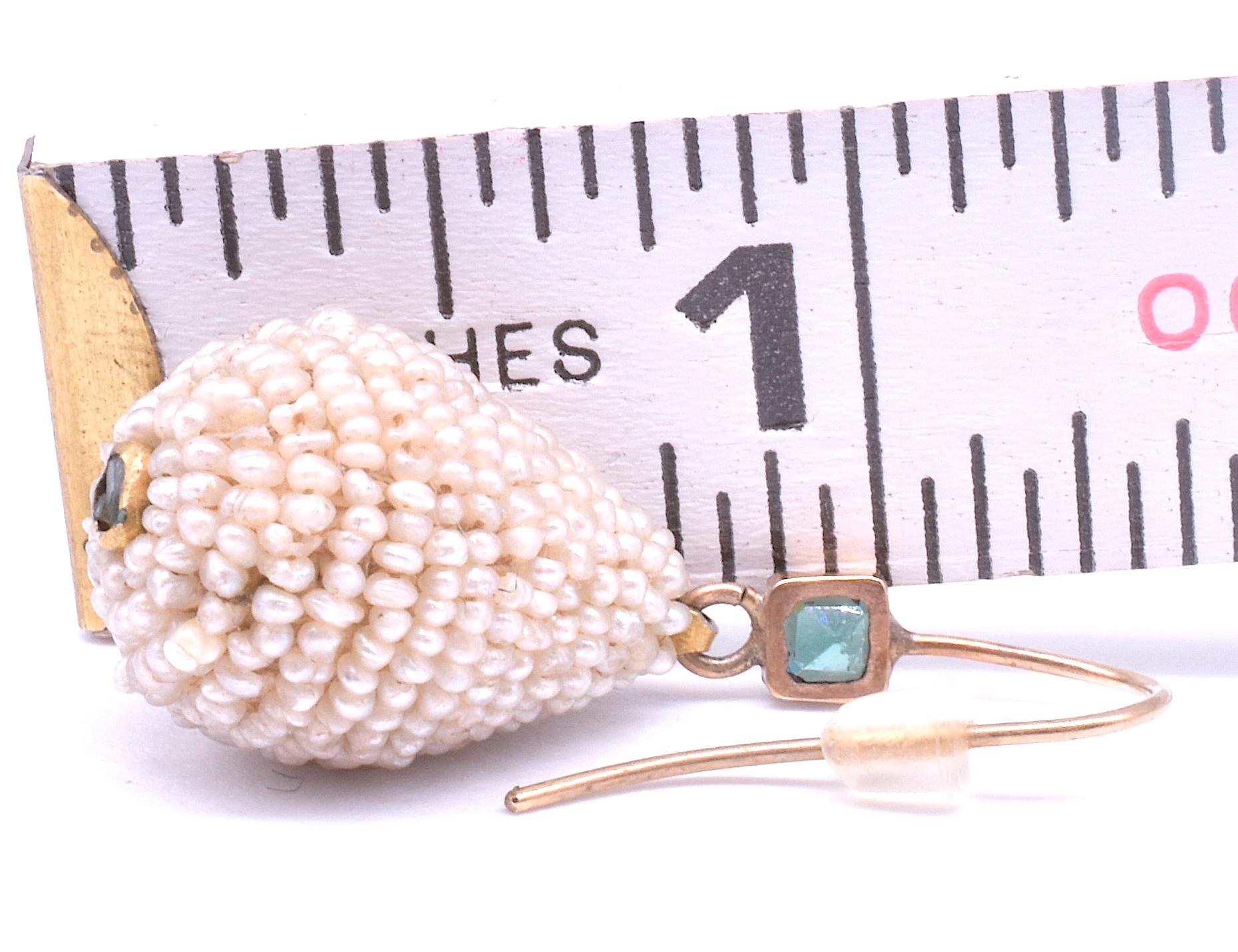 Taille émeraude Boucles d'oreilles en forme de goutte d'émeraude et de perles de rocaille, vers 1860