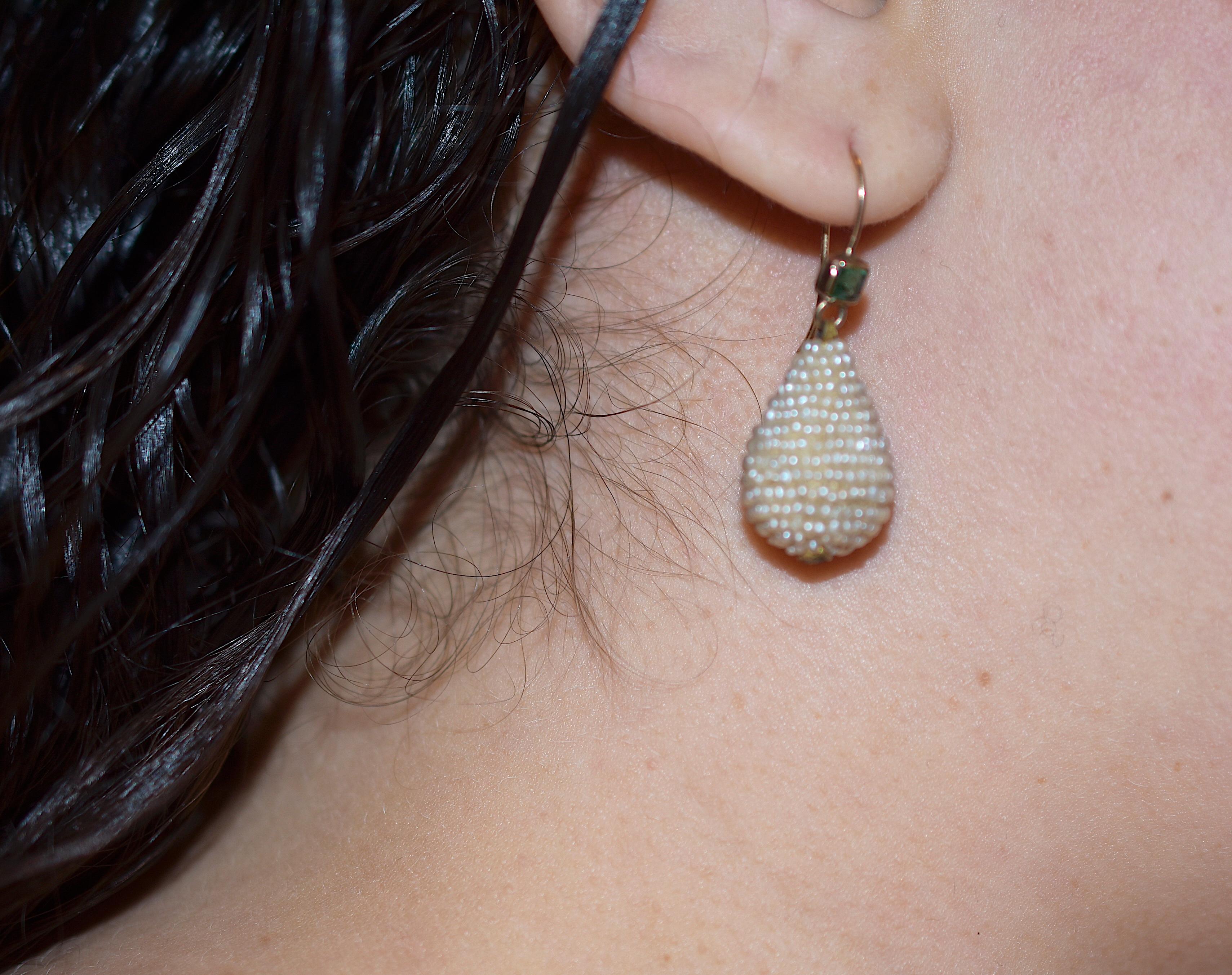 Boucles d'oreilles en forme de goutte d'émeraude et de perles de rocaille, vers 1860 Excellent état à Baltimore, MD