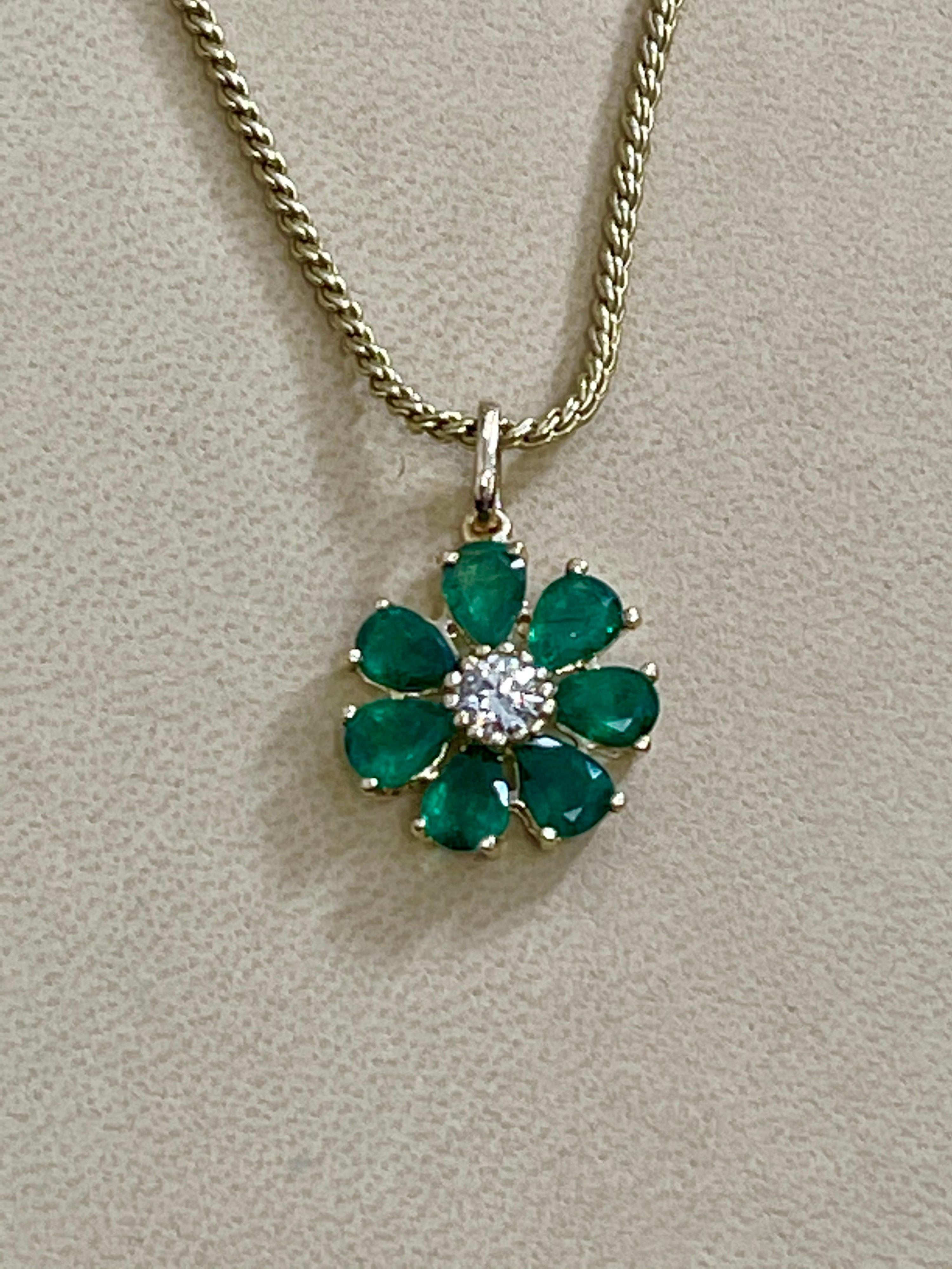 Halskette mit Blumenanhänger aus 14 Karat Gelbgold mit Smaragd und Solitär-Diamanten (Tropfenschliff) im Angebot