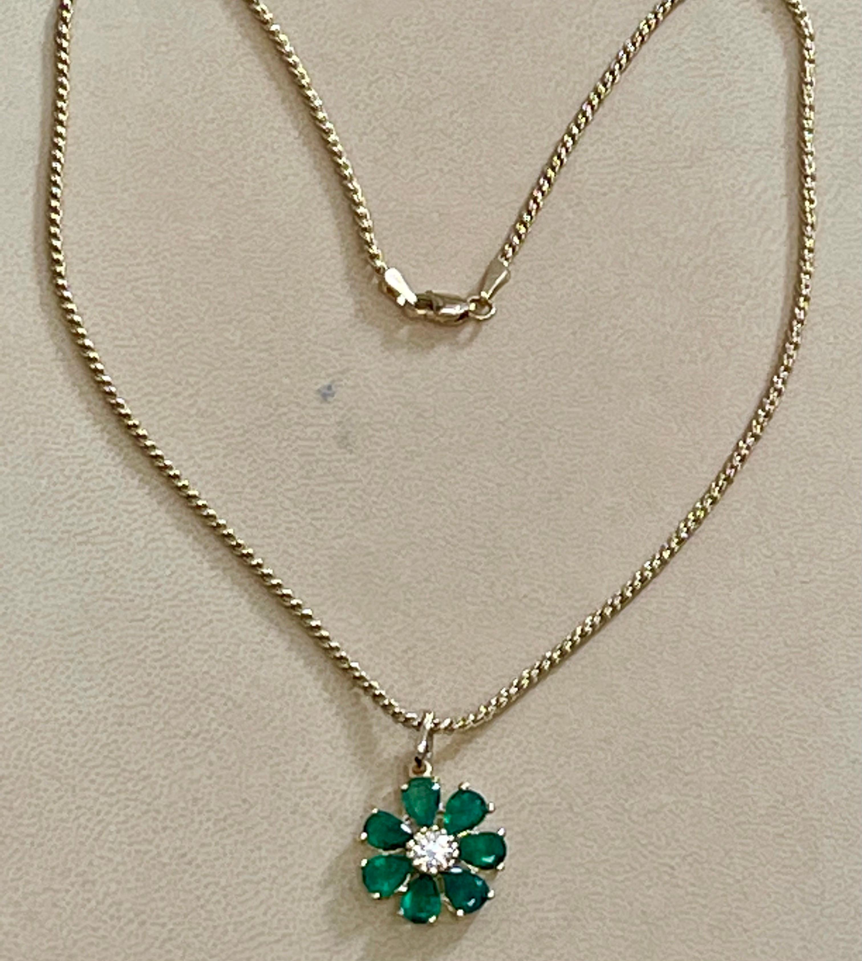 Halskette mit Blumenanhänger aus 14 Karat Gelbgold mit Smaragd und Solitär-Diamanten im Zustand „Hervorragend“ im Angebot in New York, NY