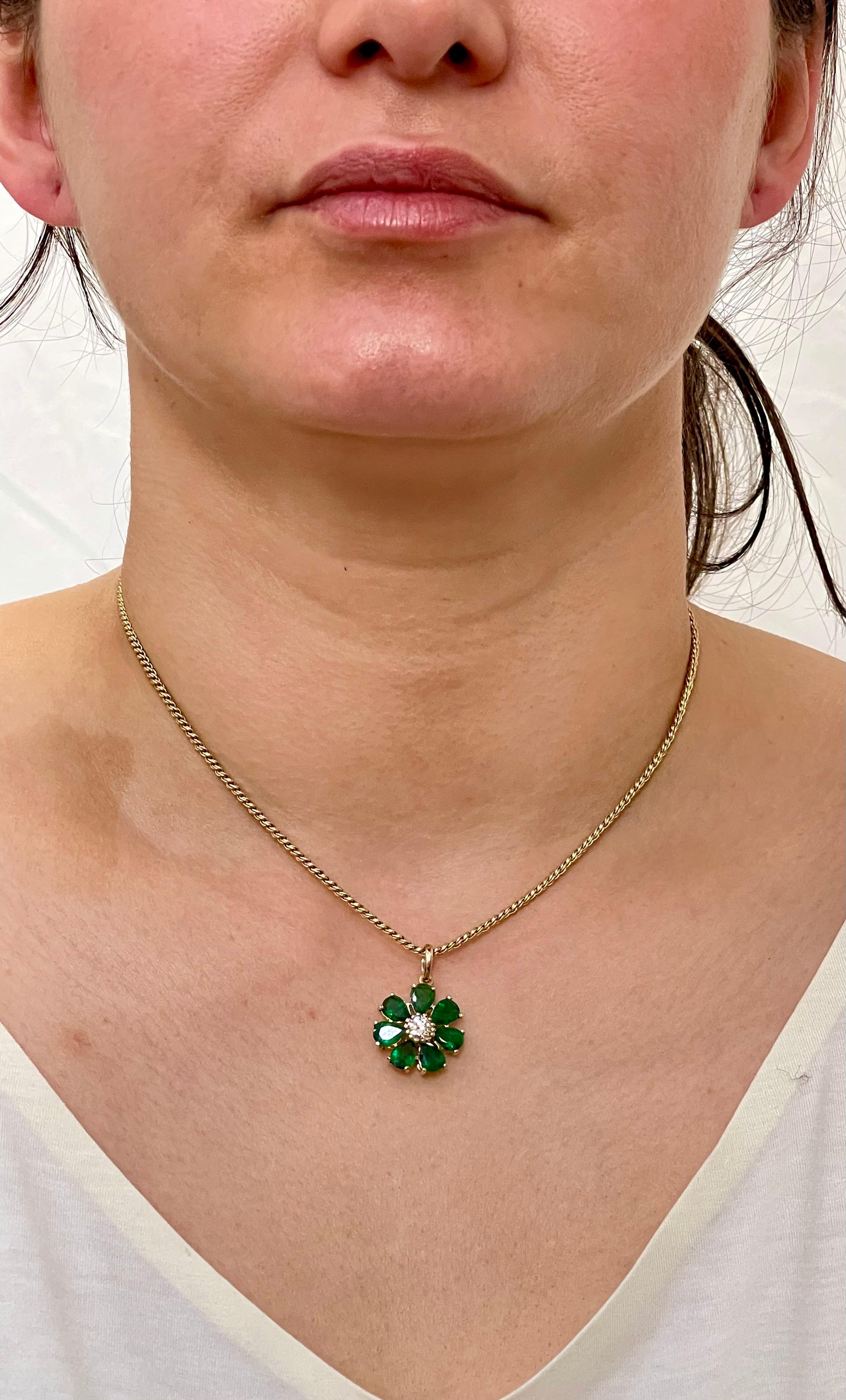Halskette mit Blumenanhänger aus 14 Karat Gelbgold mit Smaragd und Solitär-Diamanten im Angebot 2