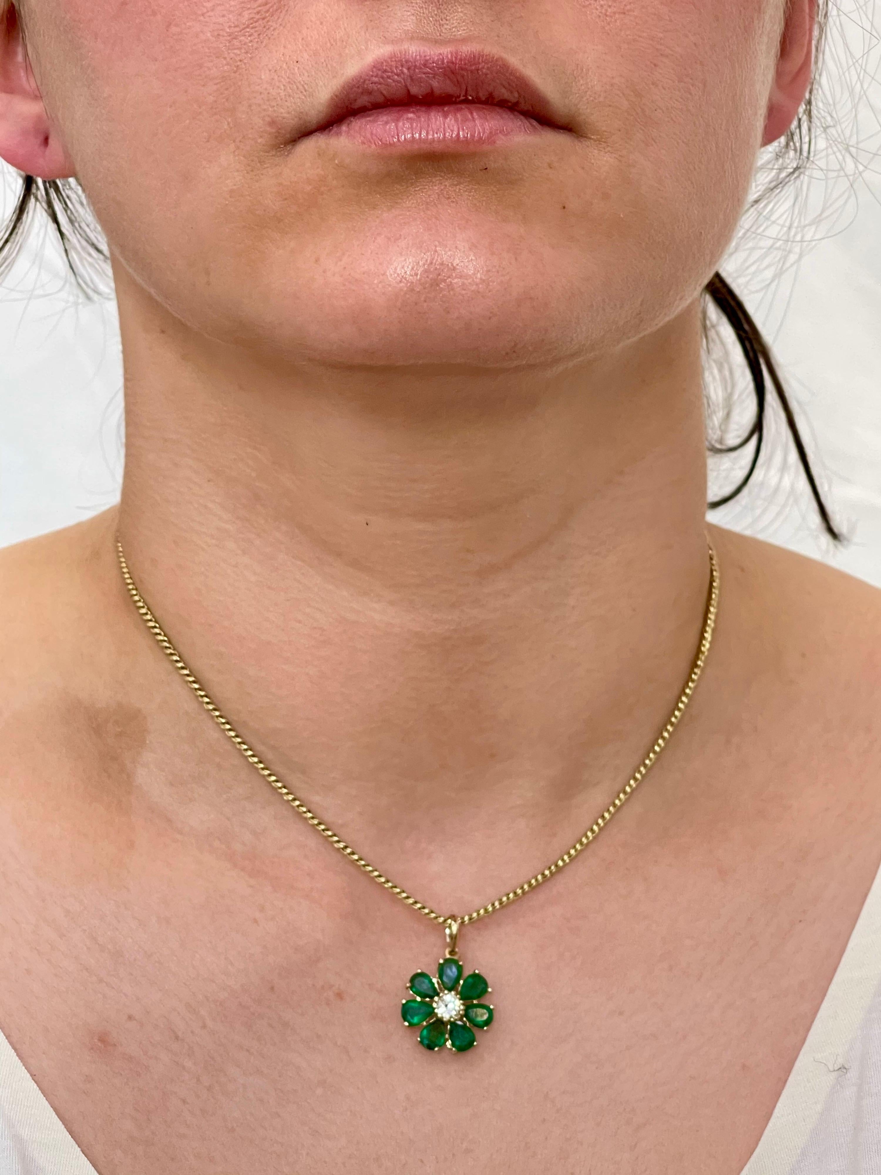 Halskette mit Blumenanhänger aus 14 Karat Gelbgold mit Smaragd und Solitär-Diamanten im Angebot 3
