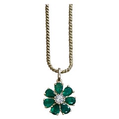 Collier pendentif fleur en or jaune 14 carats avec émeraudes et diamants solitaires