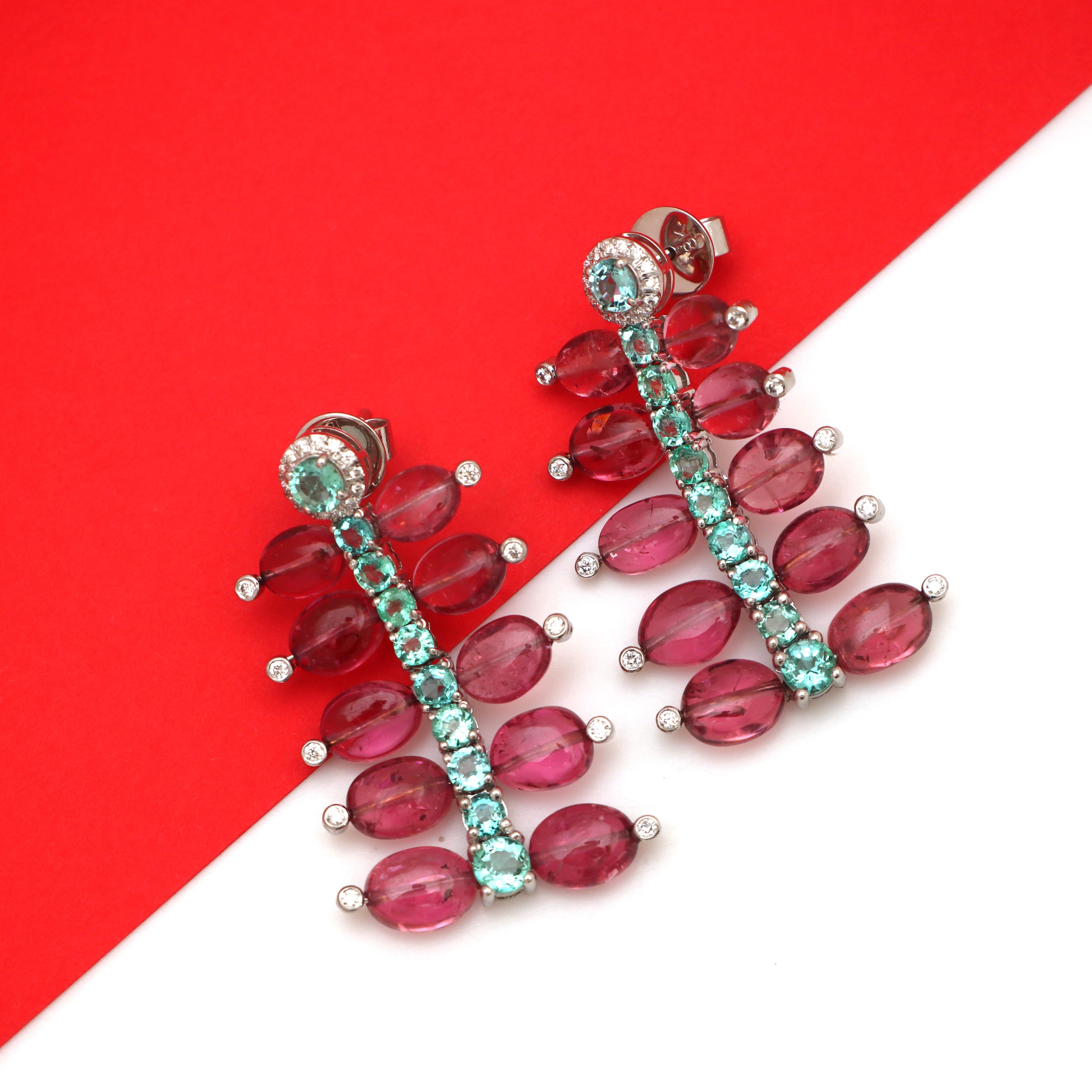 Art déco Boucles d'oreilles classiques émeraude et tourmaline avec diamants en or blanc 18k en vente