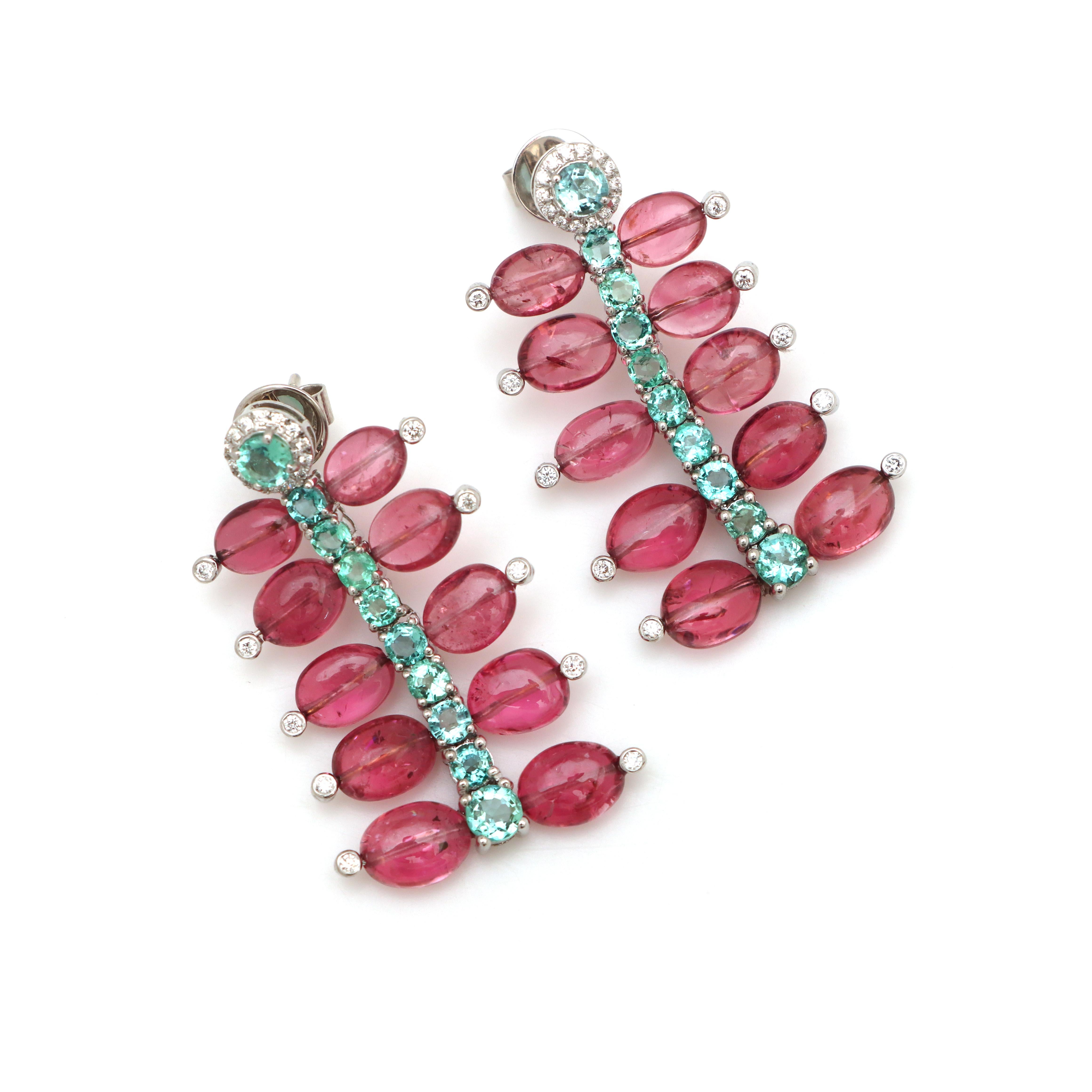 Perle Boucles d'oreilles classiques émeraude et tourmaline avec diamants en or blanc 18k en vente