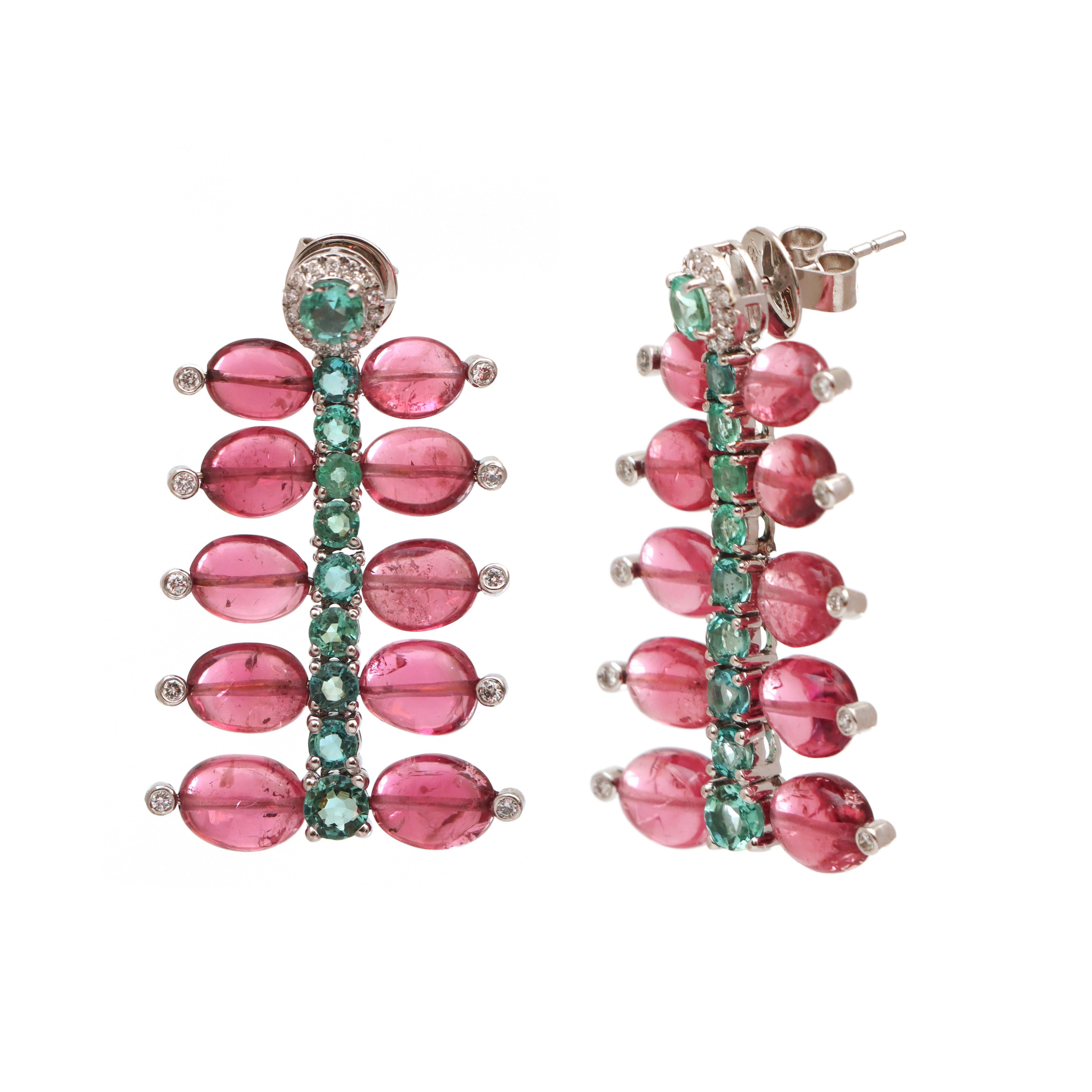 Boucles d'oreilles classiques émeraude et tourmaline avec diamants en or blanc 18k Neuf - En vente à Jaipur, IN
