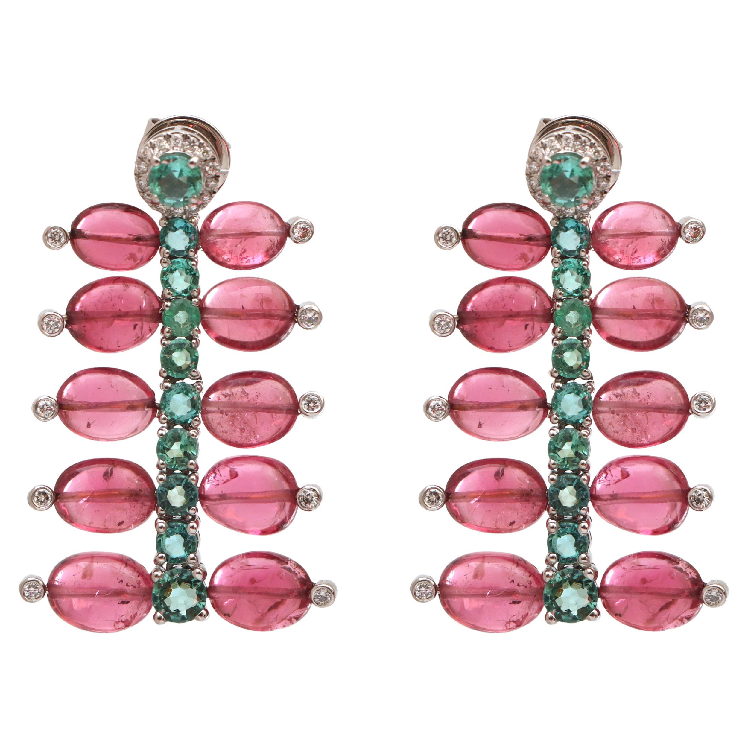 Boucles d'oreilles classiques émeraude et tourmaline avec diamants en or blanc 18k en vente