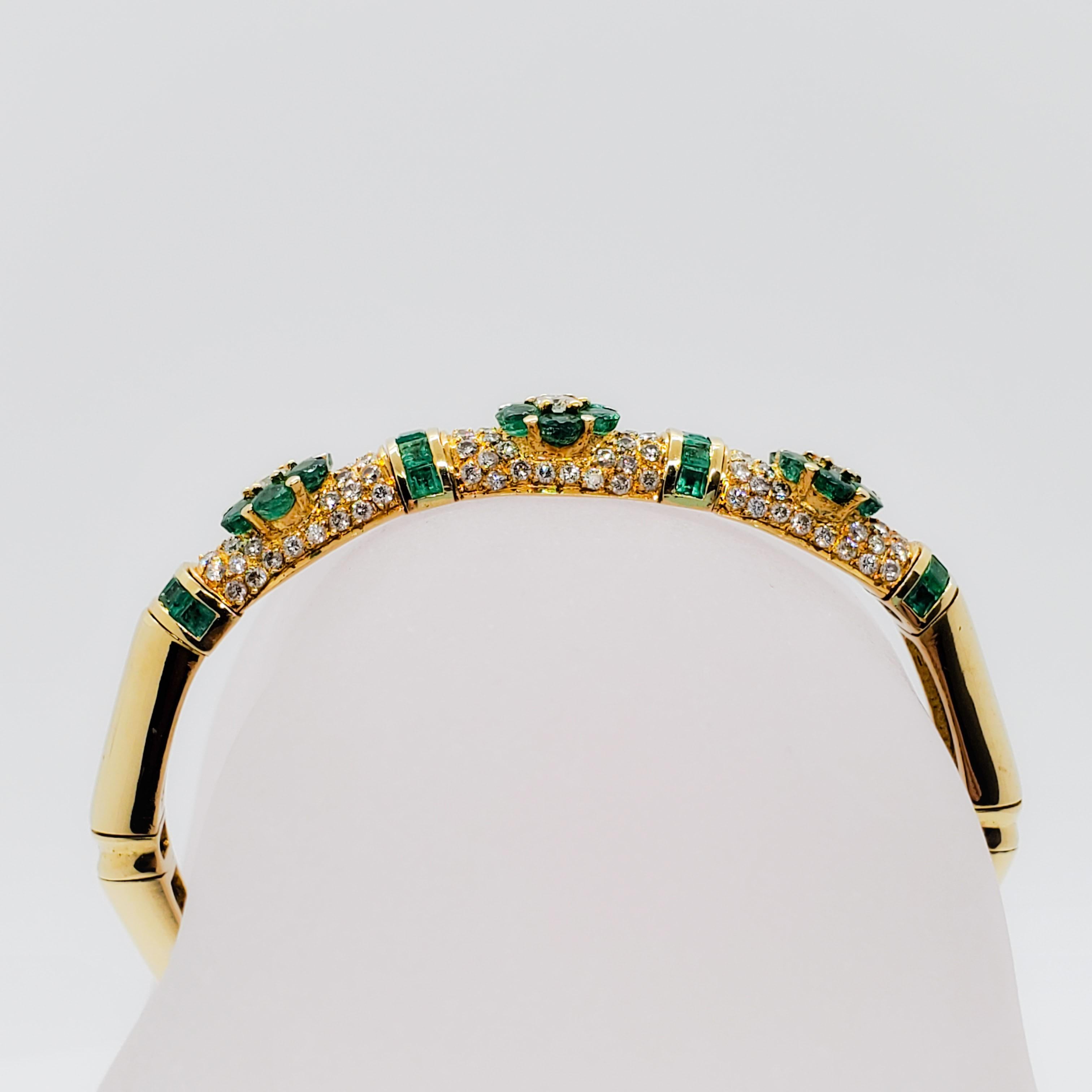 Emerald and White Diamond Bangle in 18 Karat Yellow Gold In Excellent Condition In Los Angeles, CA