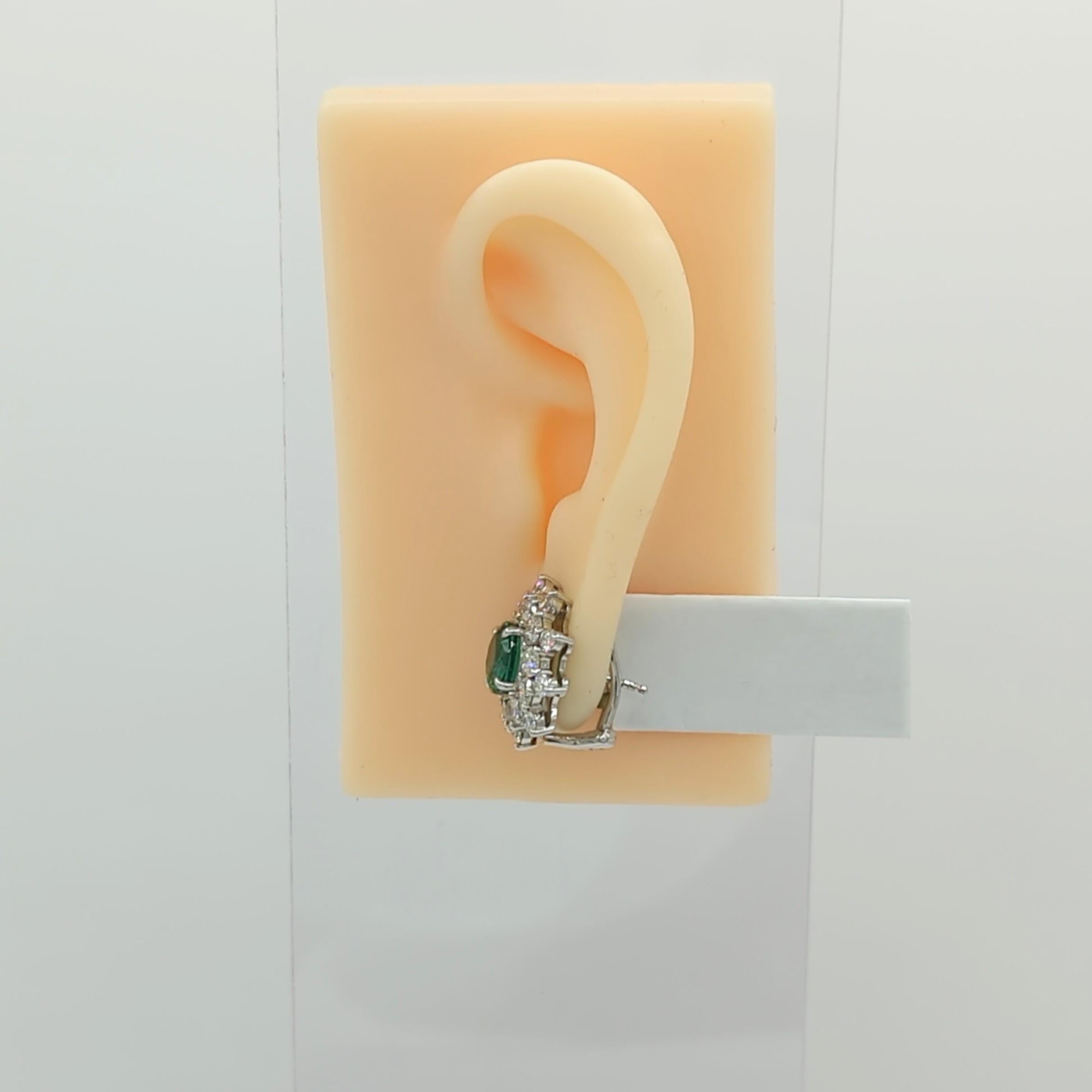 Smaragd- und weiße Diamant-Cluster-Ohrringe aus Platin (Rundschliff)