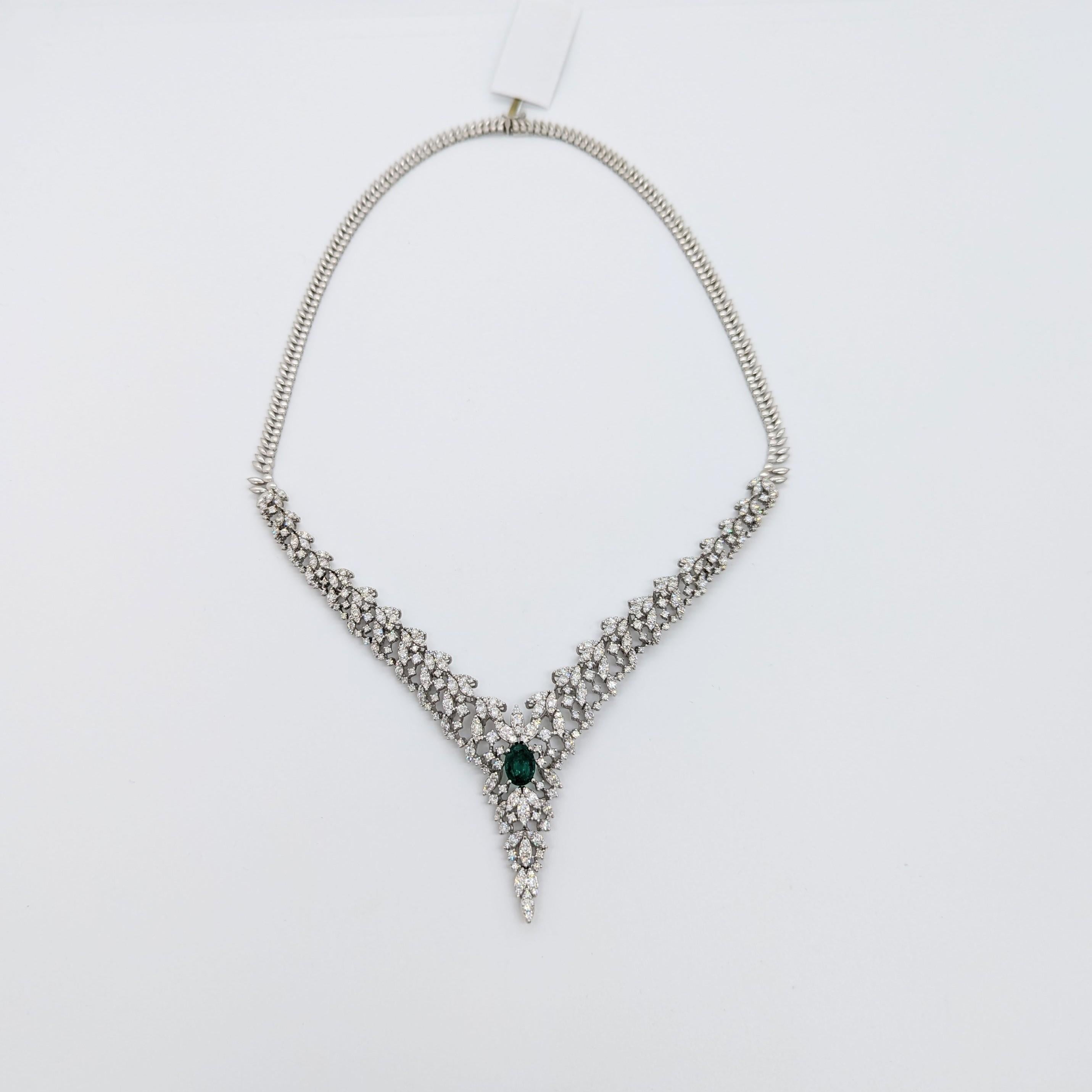 Emerald and White Diamond Cluster Necklace in 14K White Gold In New Condition For Sale In Los Angeles, CA