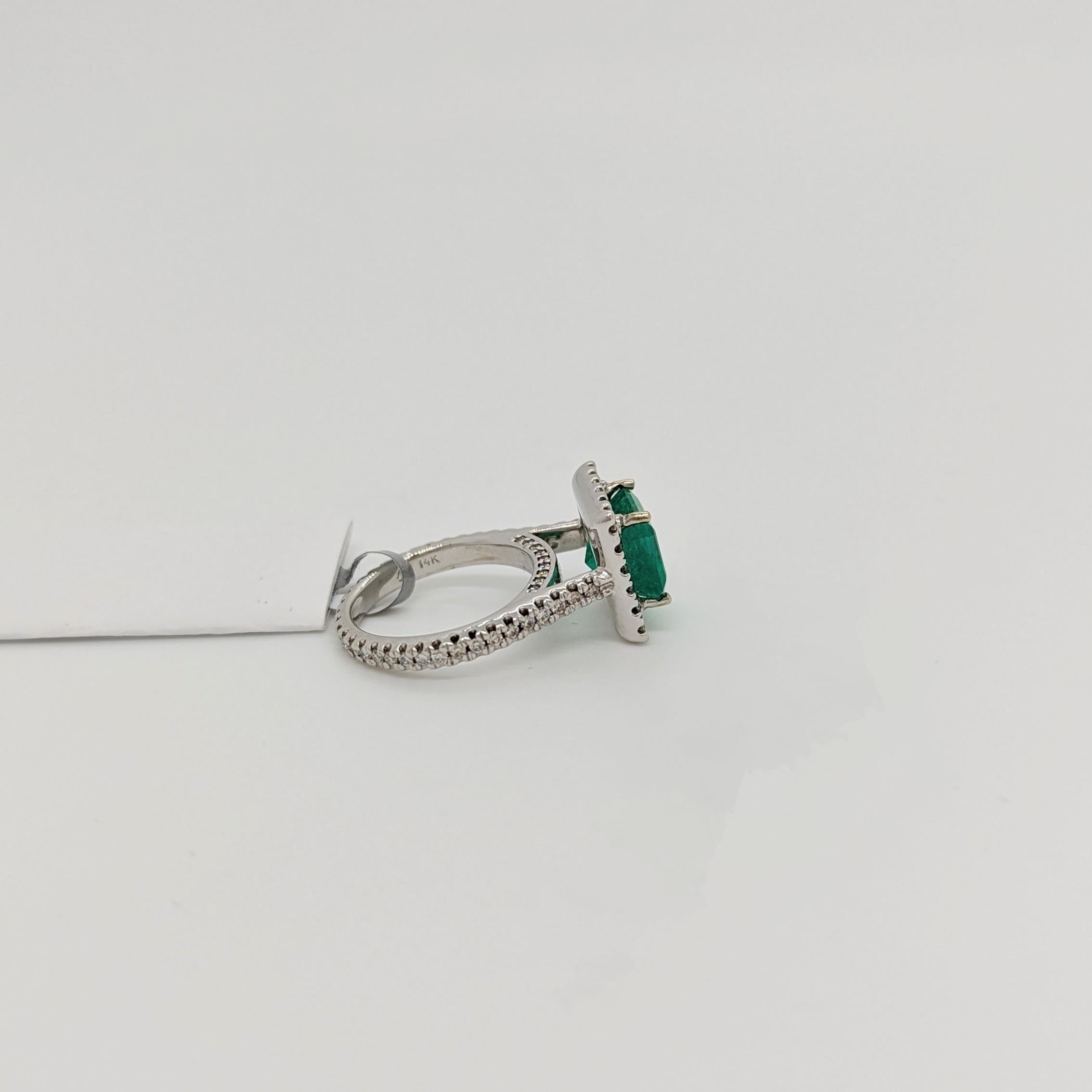Emerald and White Diamond Cocktail Ring in 14K White Gold In New Condition For Sale In Los Angeles, CA