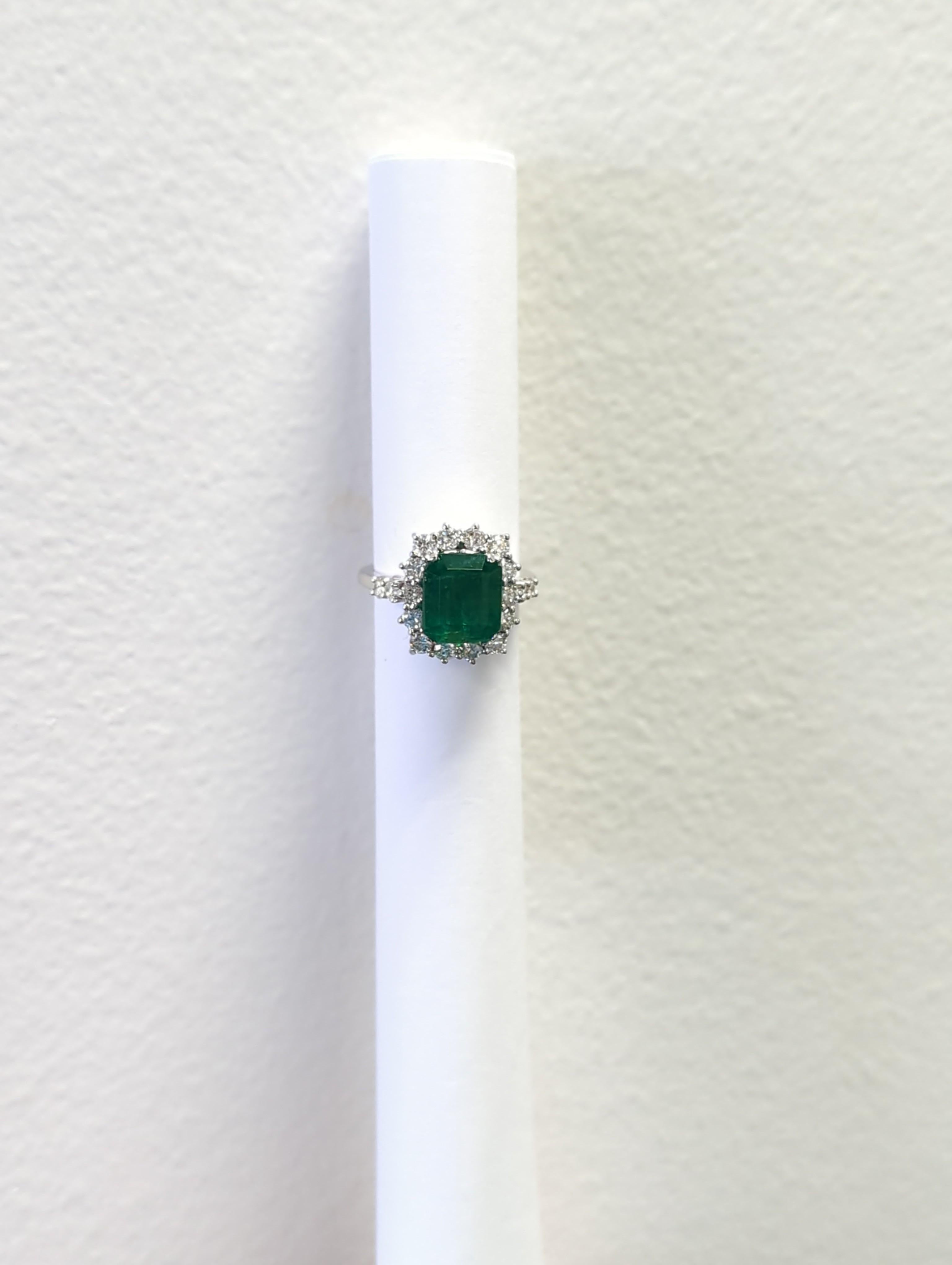 Emerald and White Diamond Cocktail Ring in 18K White Gold In New Condition For Sale In Los Angeles, CA