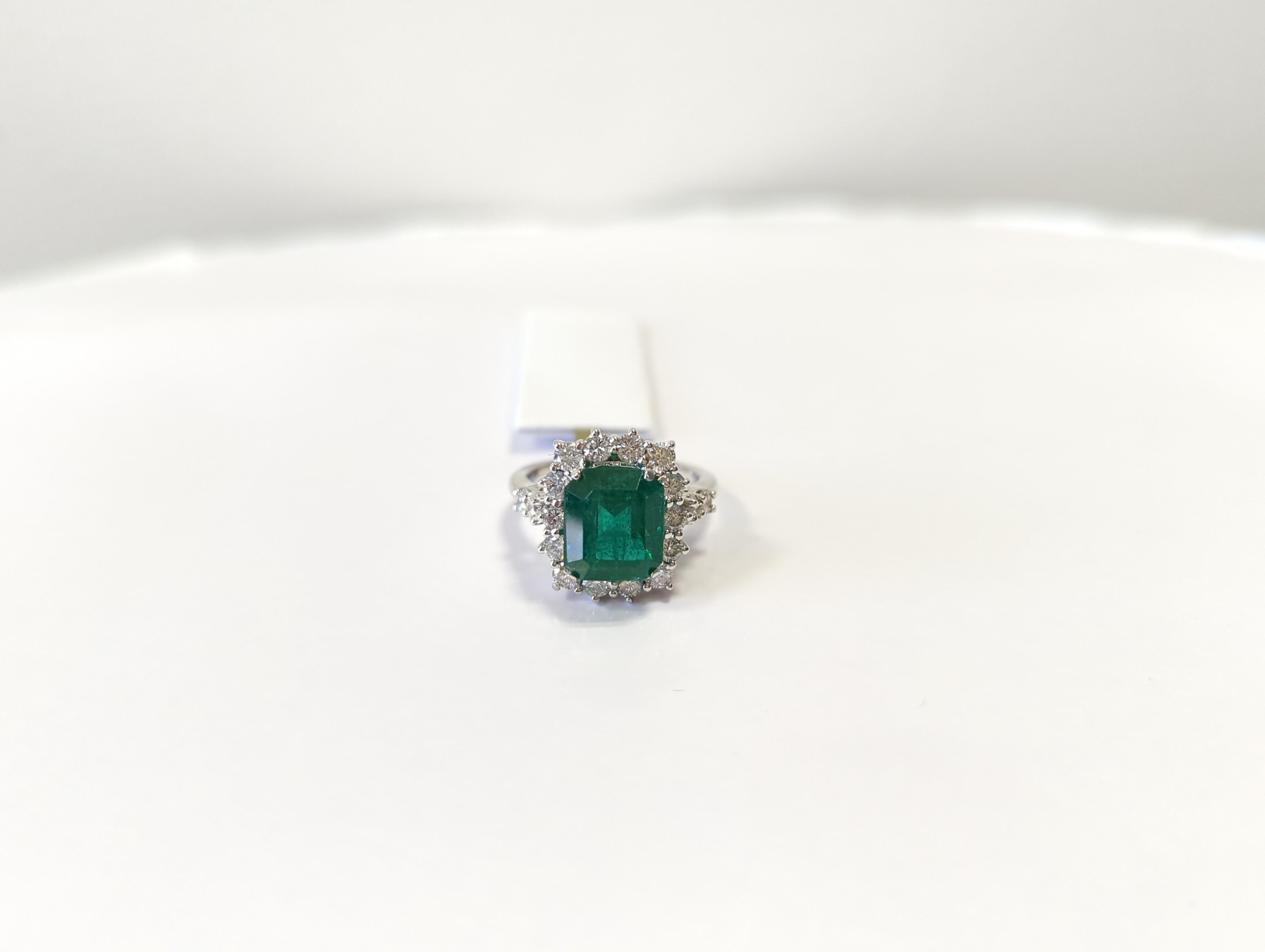 Emerald and White Diamond Cocktail Ring in 18K White Gold For Sale 3