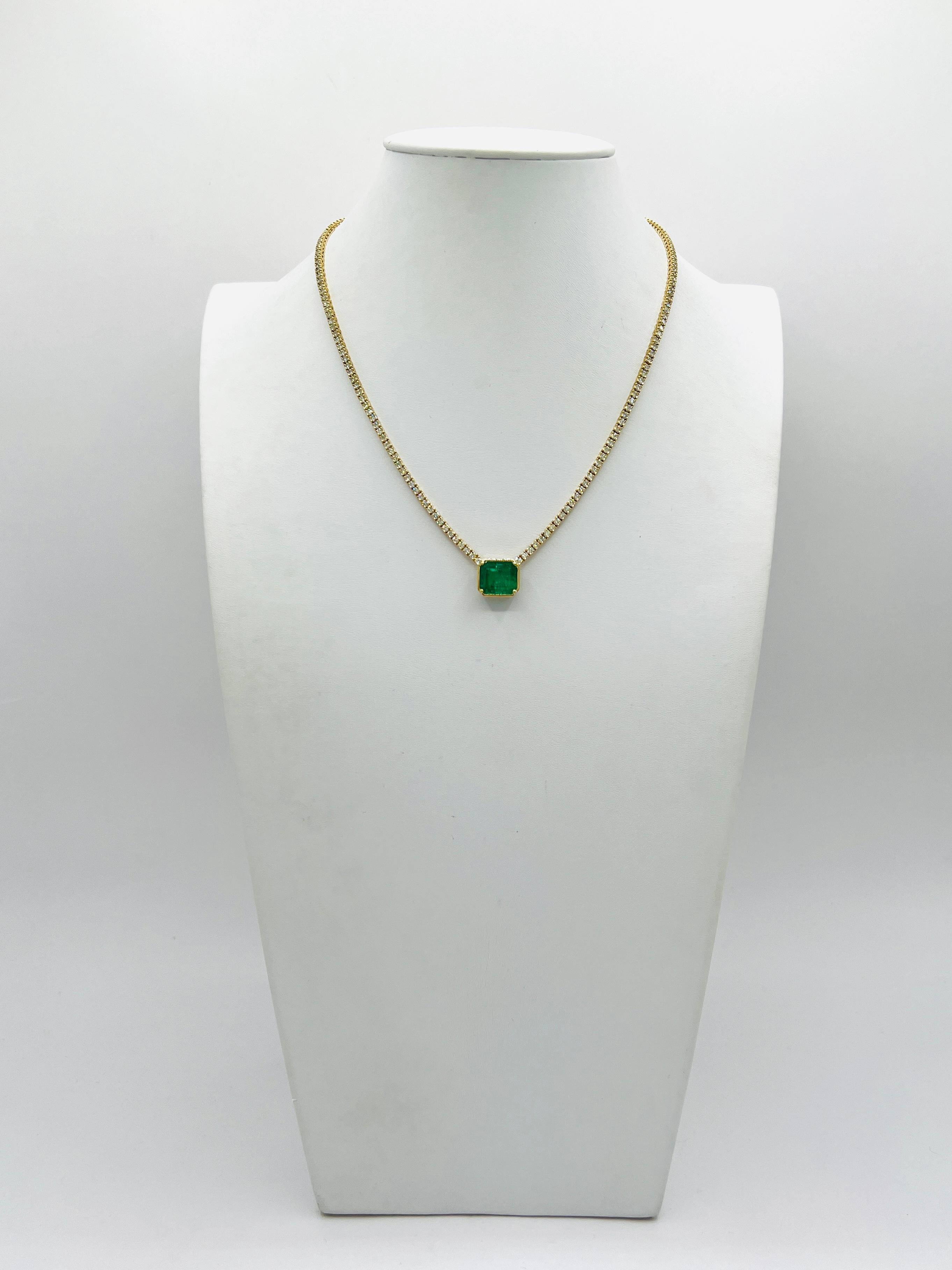 Emerald and White Diamond Necklace in 14K Yellow Gold In New Condition For Sale In Los Angeles, CA