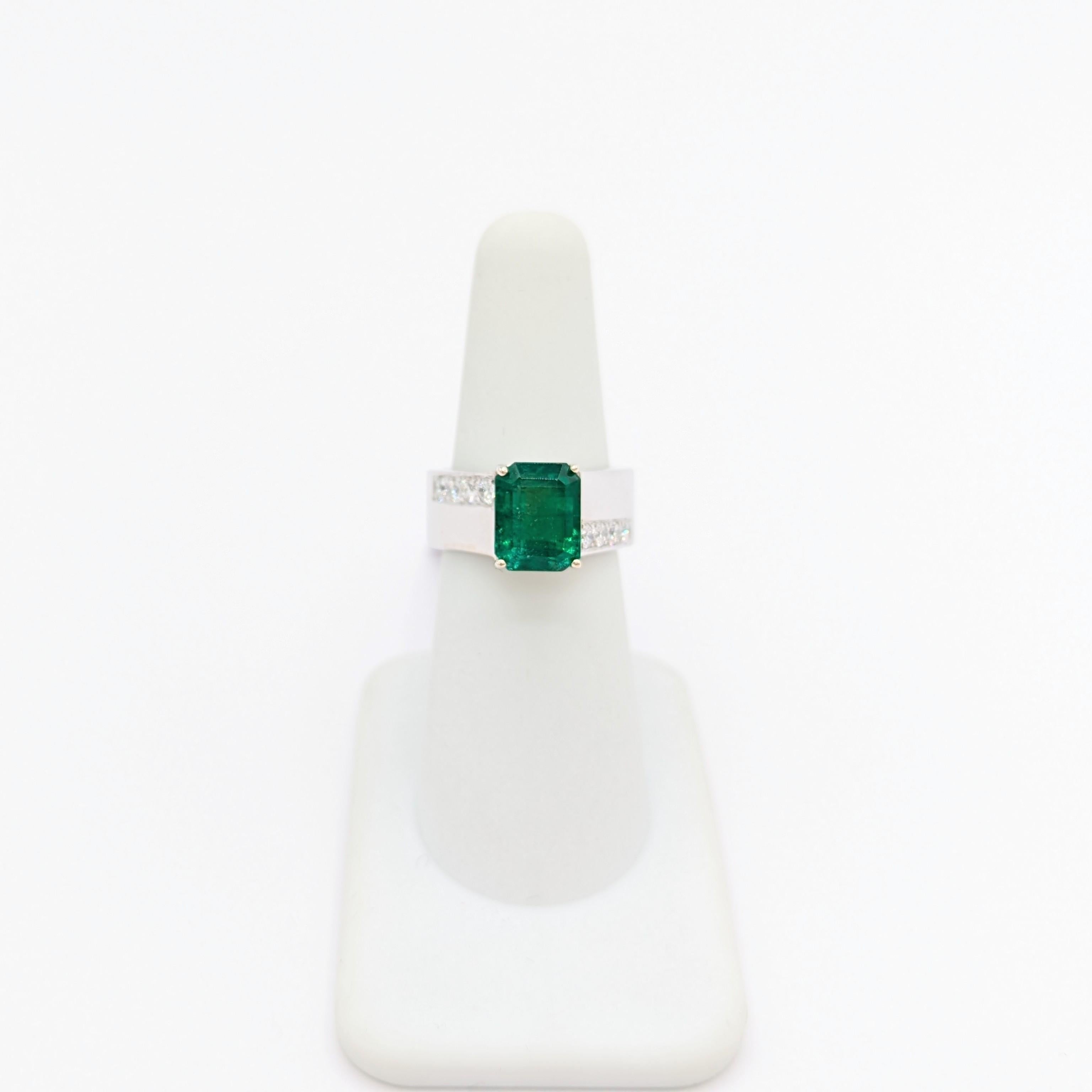Emerald and White Diamond Ring in 14K White Gold In New Condition For Sale In Los Angeles, CA
