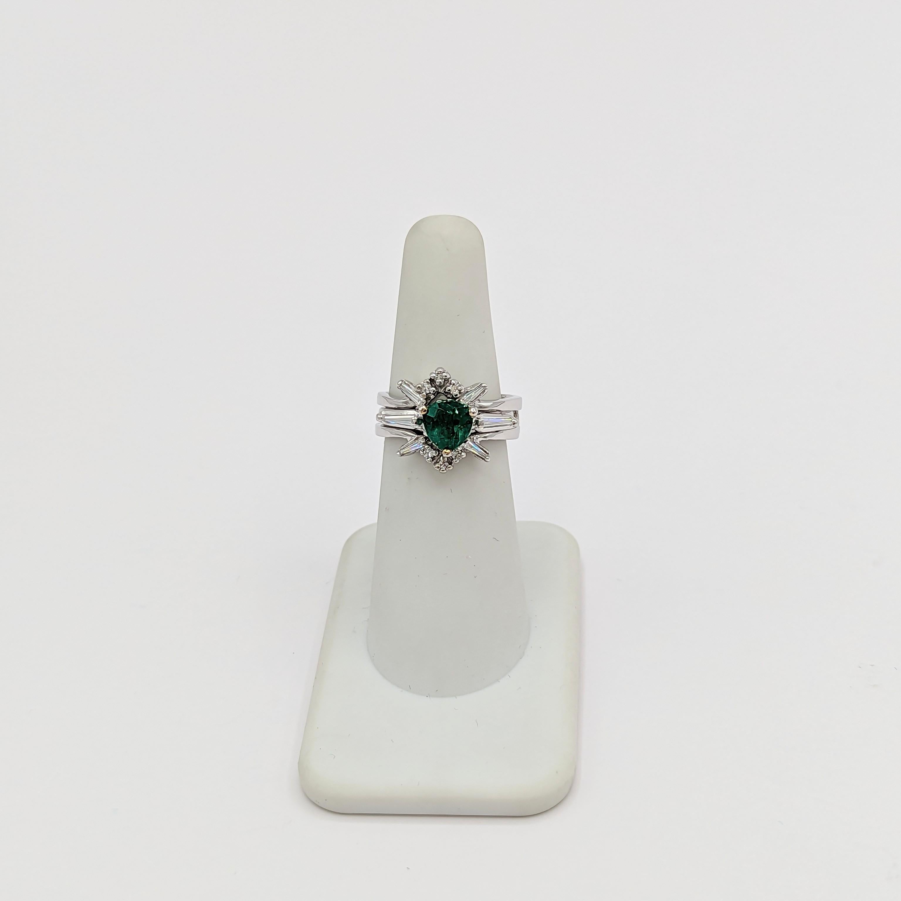 Ring mit Smaragd und weißem Diamanten aus 14 Karat Weißgold und Platin im Angebot 4