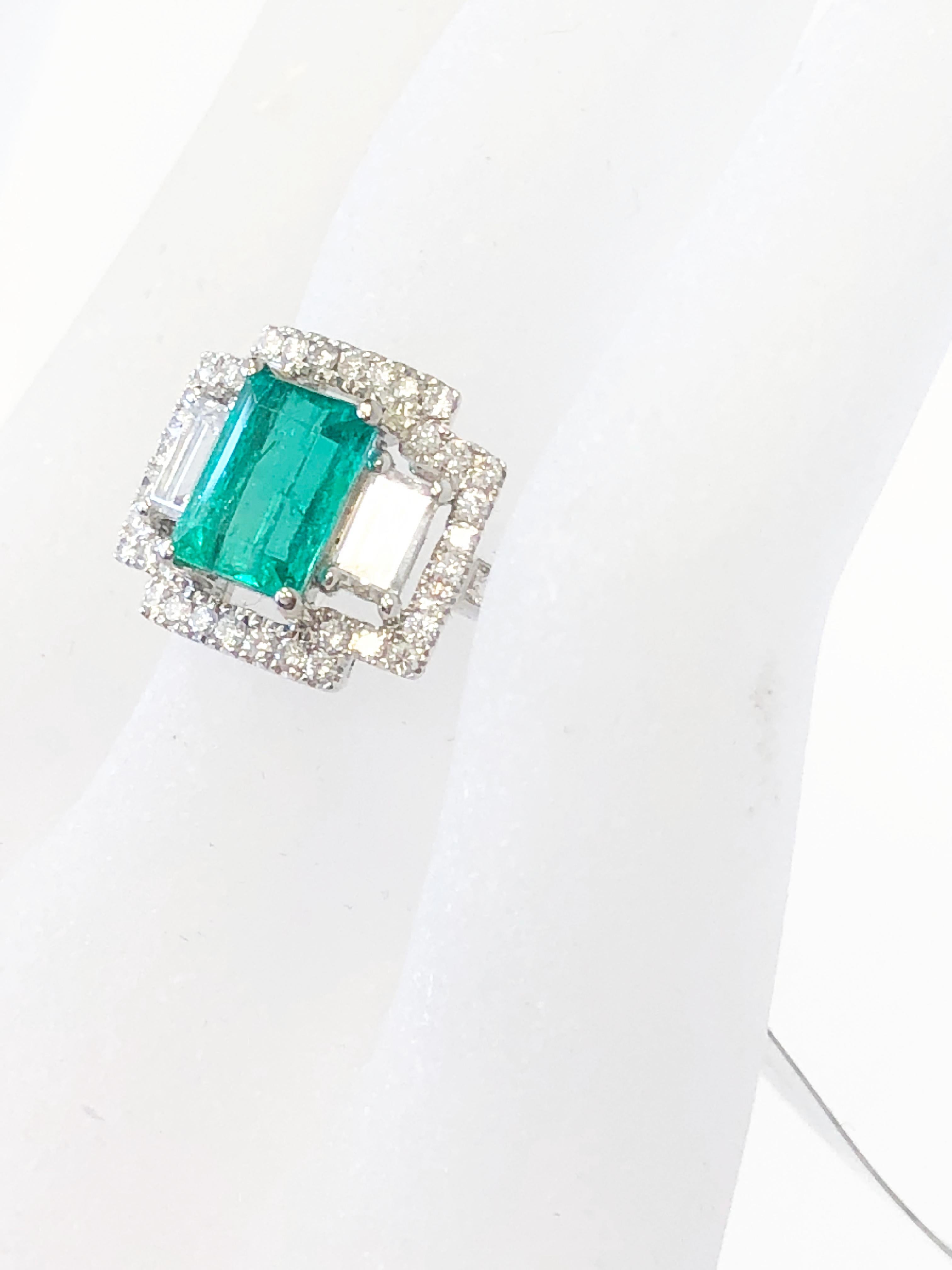 Emerald and White Diamond Ring in 18 Karat White Gold In New Condition In Los Angeles, CA