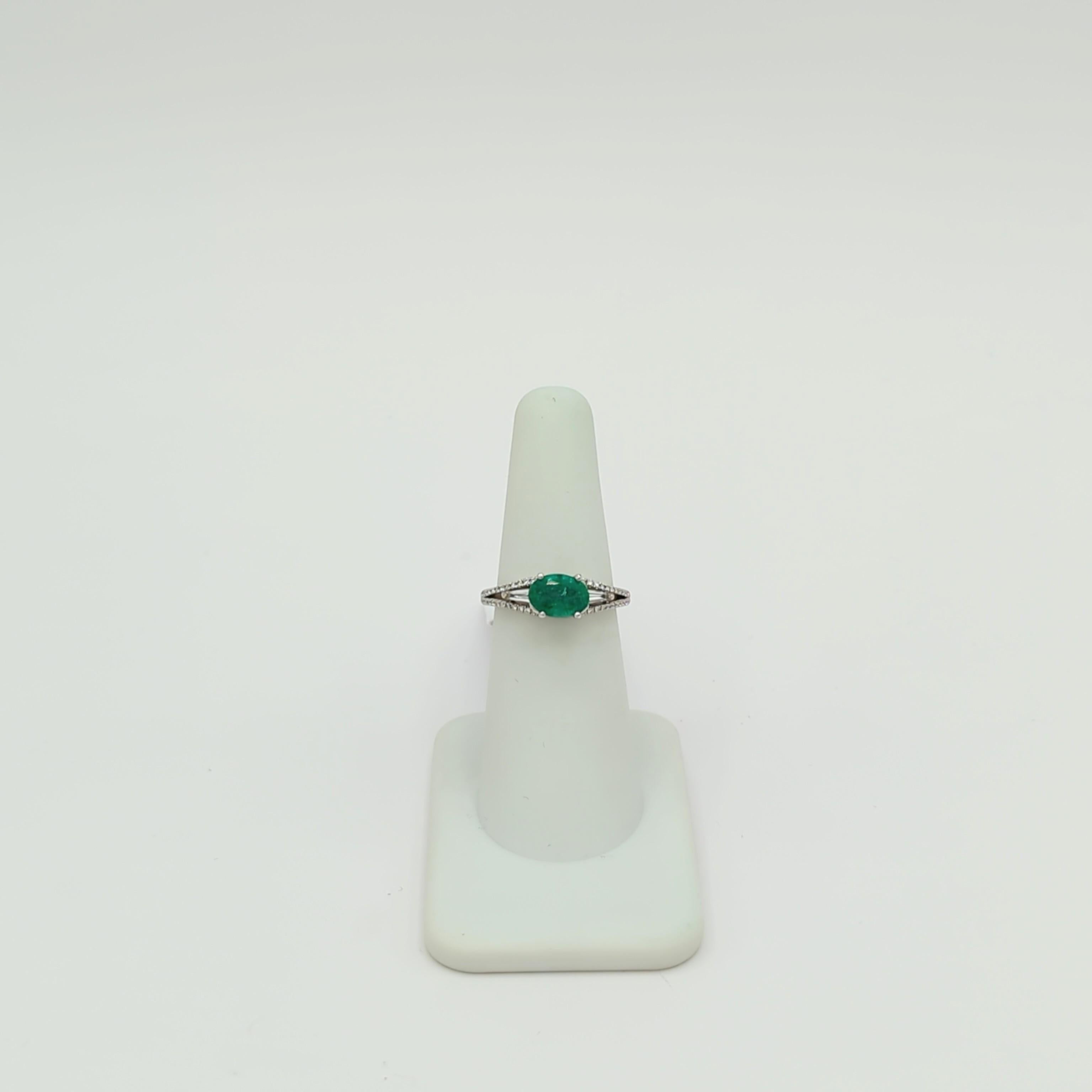 Emerald and White Diamond Ring in 18K White Gold In New Condition For Sale In Los Angeles, CA