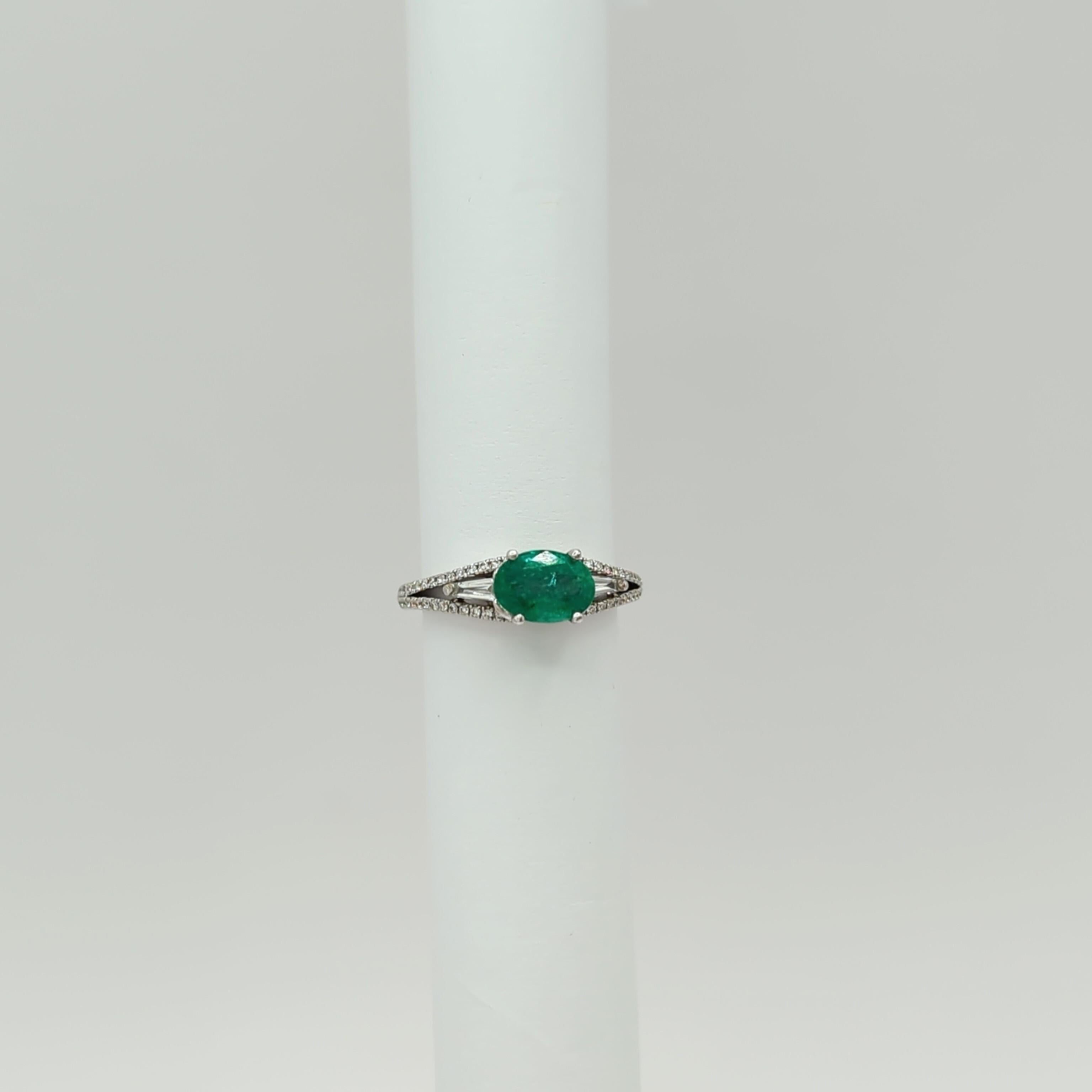 Women's or Men's Emerald and White Diamond Ring in 18K White Gold For Sale