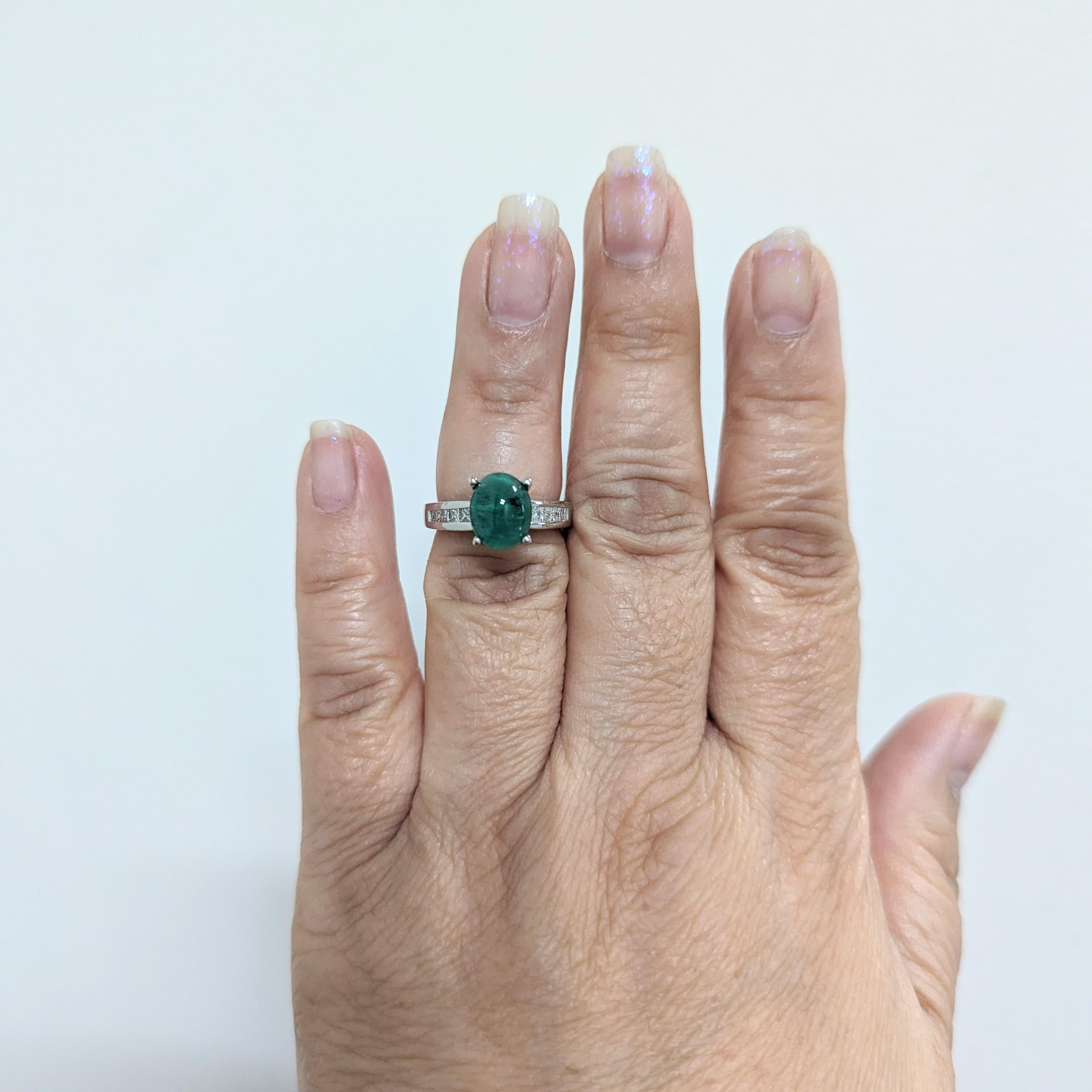 Wunderschöner ovaler 3,04-karätiger Smaragd-Cabochon mit 0,50-karätigem weißen Diamanten im Prinzess-Schliff von guter Qualität.  Handgefertigt in Platin.  Ring Größe 5,5.