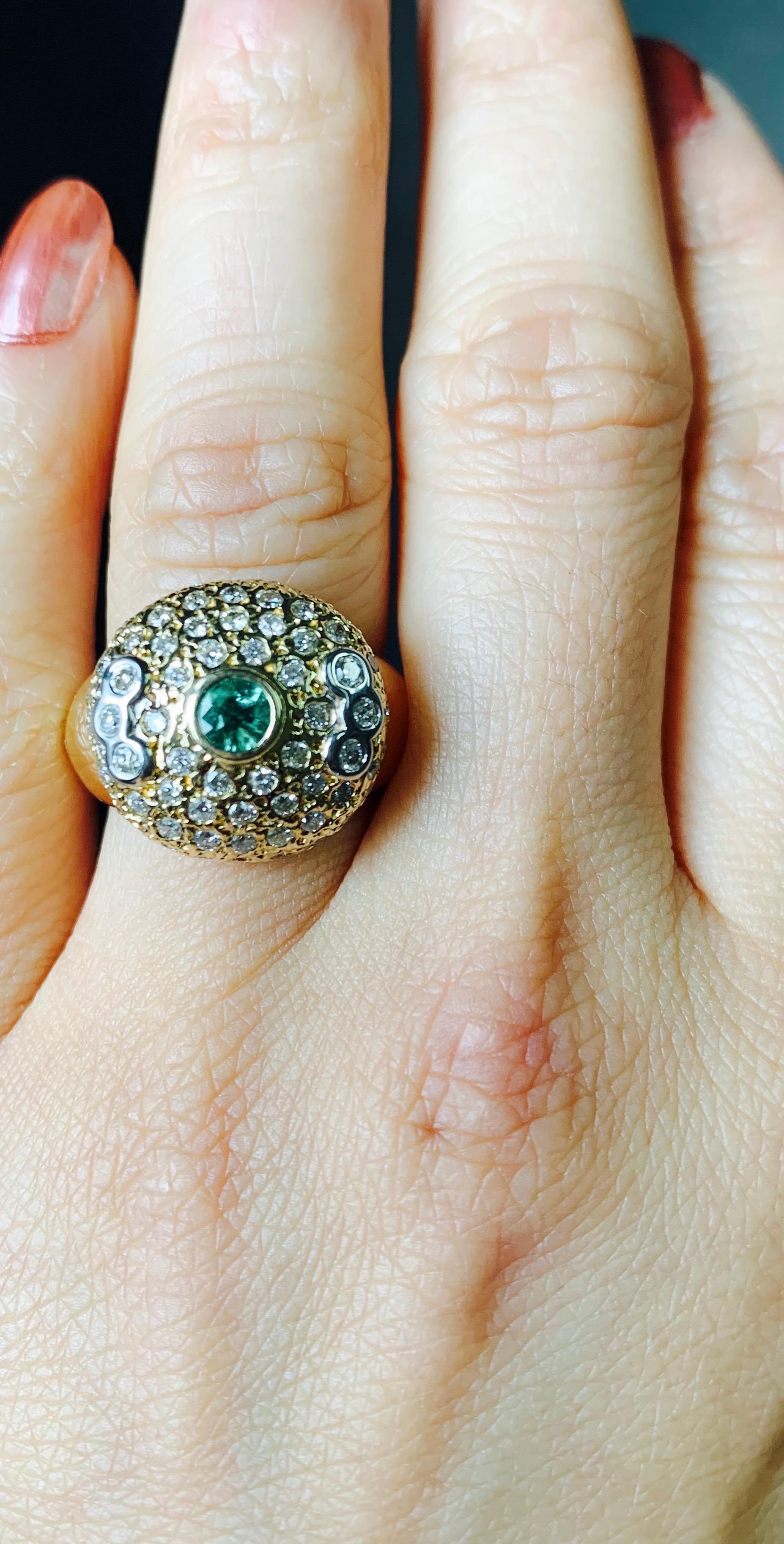 Emerald and White Diamond Ring in Yellow Gold For Sale 2