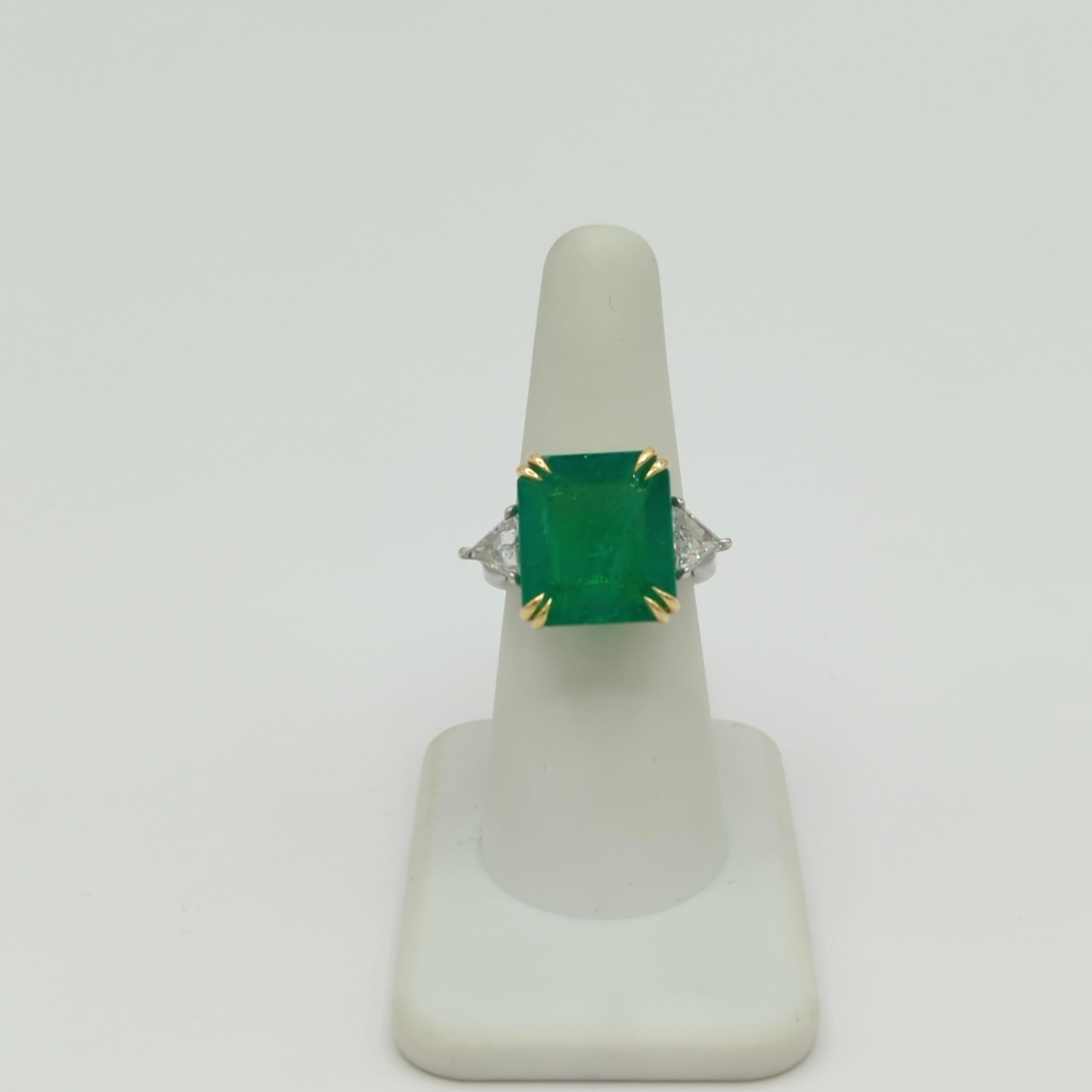 Emerald and White Diamond Three Stone Ring in Platinum & 18K Yellow Gold In New Condition For Sale In Los Angeles, CA
