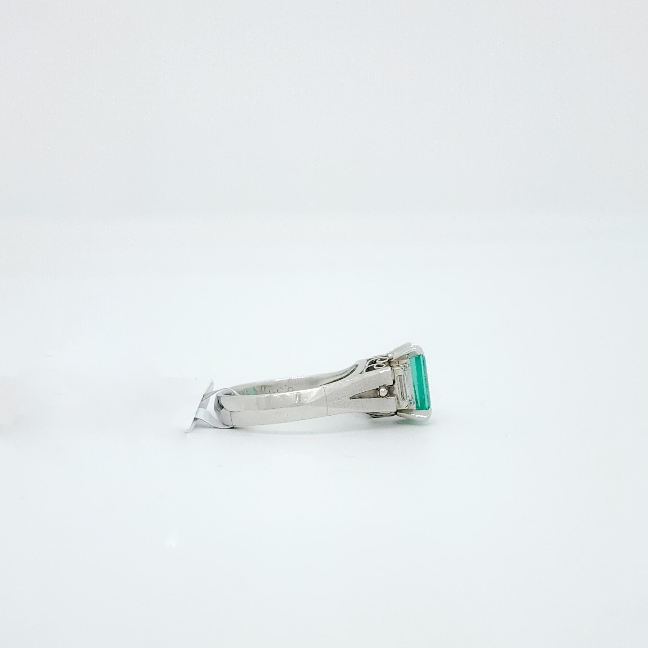 Emerald and White Diamond Three Stone Ring in Platinum In New Condition In Los Angeles, CA