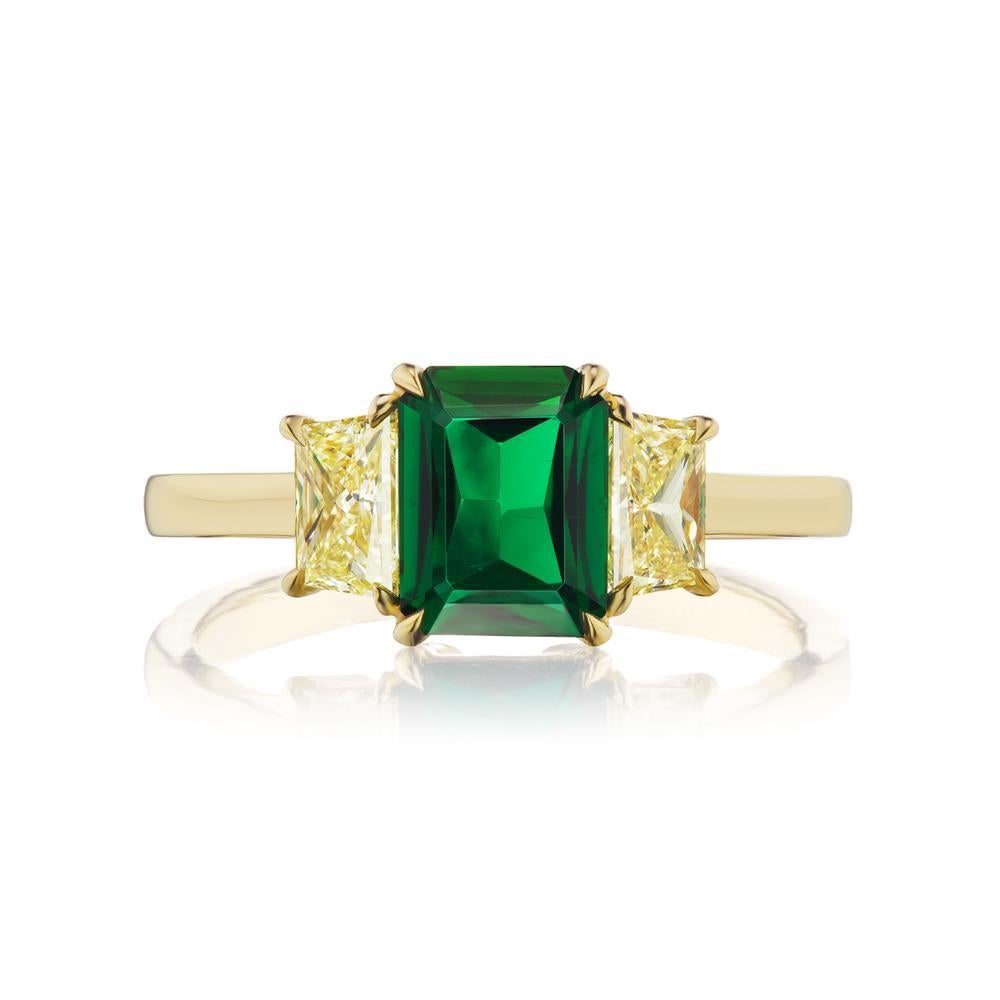 SMARAGDGRÜN UND GELB
DIAMANTENRING
Ein lebendiger Smaragd im sambischen Smaragdschliff wird von zwei Fancy Intense
Gelbe trapezförmige Diamanten. Wärme und Eleganz in einem. Smaragd
ist vom C. Dunaigre Lab zertifiziert.
Artikel: # 03693
Metall: 18k