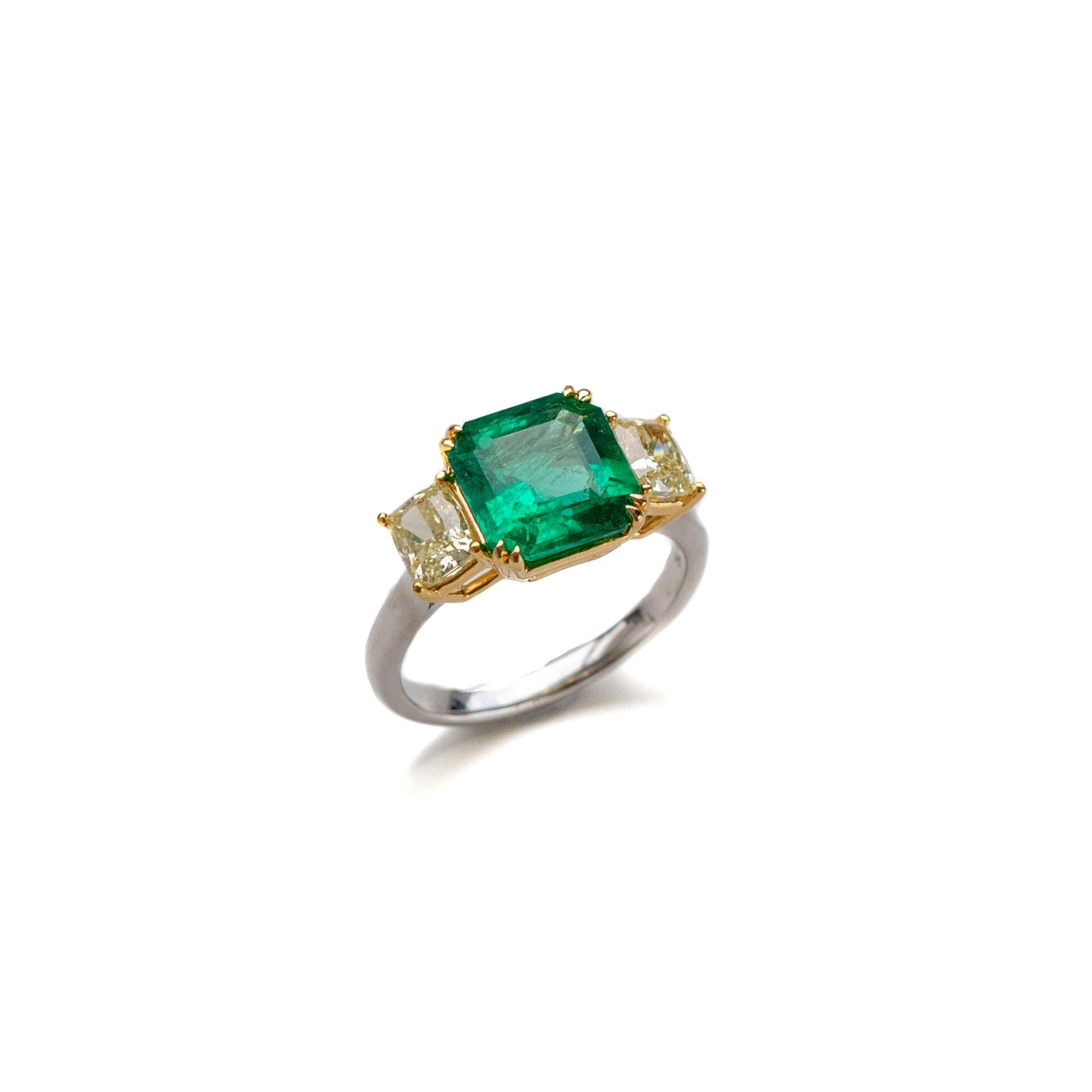Im Angebot: Smaragd- und gelber Diamantring () 2
