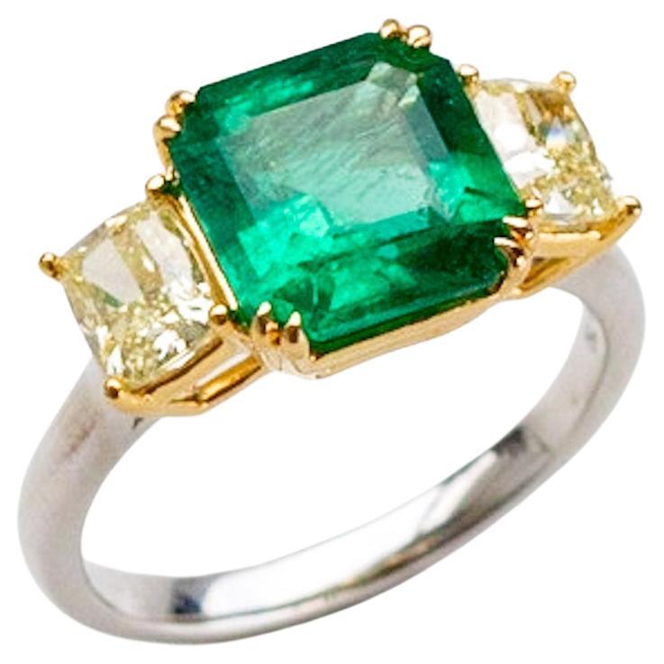 Im Angebot: Smaragd- und gelber Diamantring ()
