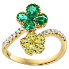 Anello con smeraldo e zaffiro giallo e diamante a fiore in oro giallo 18 carati