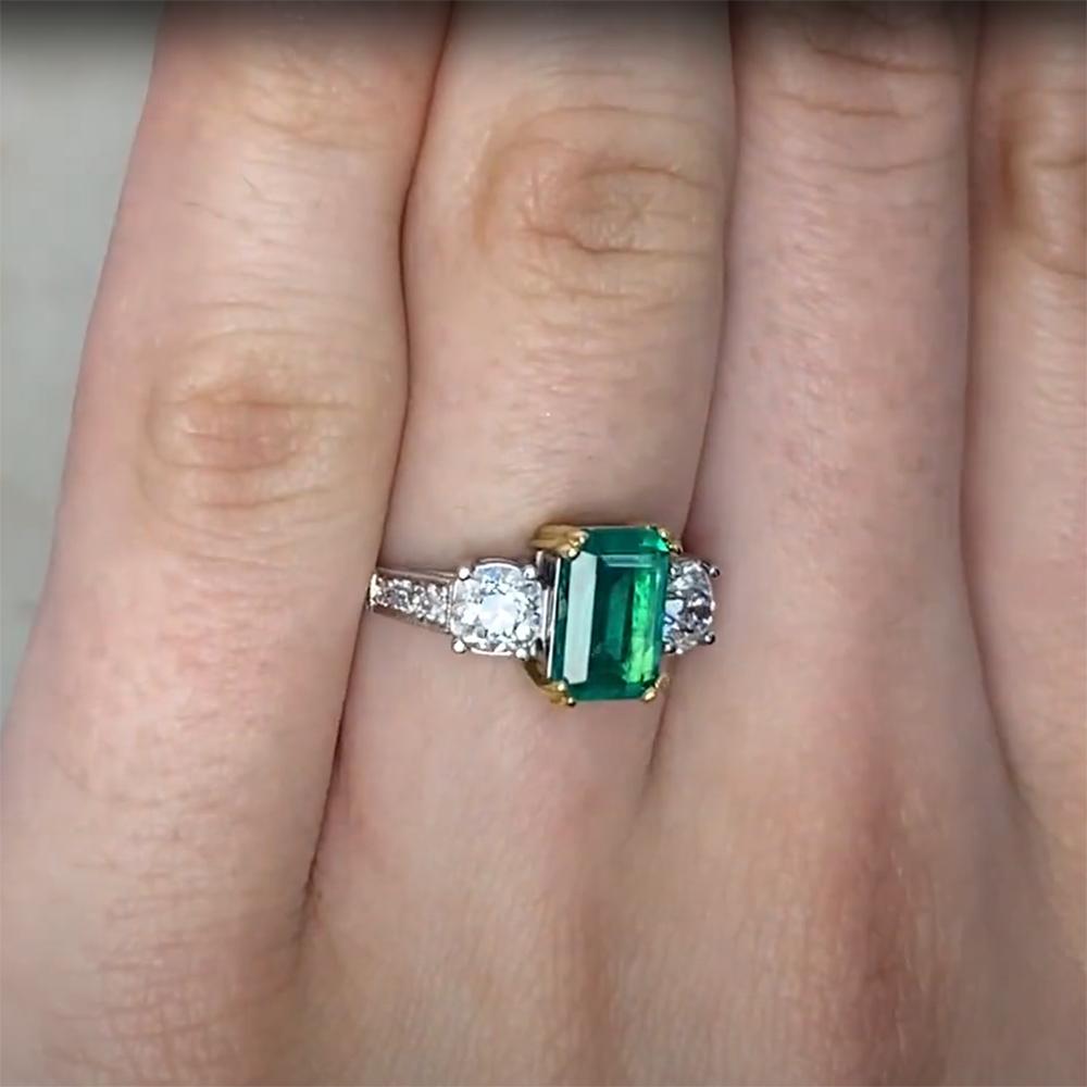 Smaragd (ca. 1,00 Karat) & Diamant Ring mit drei Steinen in Zackenfassung, Platin (Art déco) im Angebot