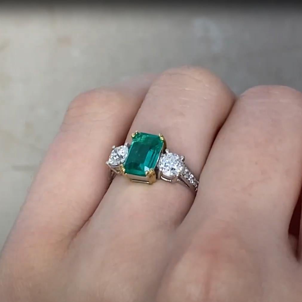 Smaragd (ca. 1,00 Karat) & Diamant Ring mit drei Steinen in Zackenfassung, Platin (Smaragdschliff) im Angebot