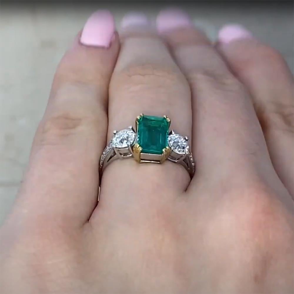 Smaragd (ca. 1,00 Karat) & Diamant Ring mit drei Steinen in Zackenfassung, Platin im Zustand „Hervorragend“ im Angebot in New York, NY
