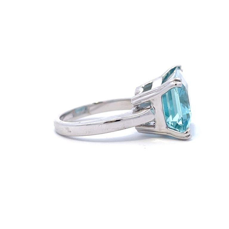 Modern Emerald Aquamarine 10.18 CT Fashion Ring 14K White Gold For Sale
