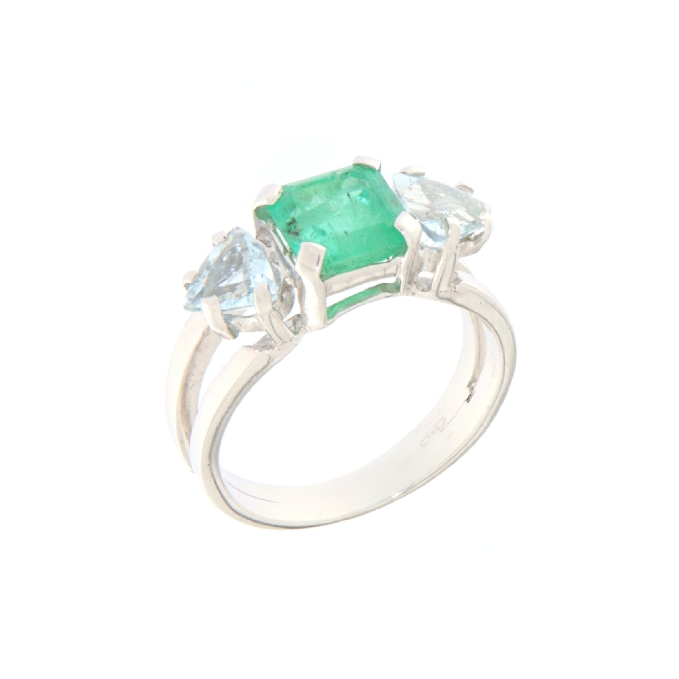 This elegant ring in 18-karat white gold is a triumph of color and light, perfectly balanced between the vibrancy of the central emerald and the serenity of the side aquamarines. At the center, an emerald of intense green, symbolizing renewal and