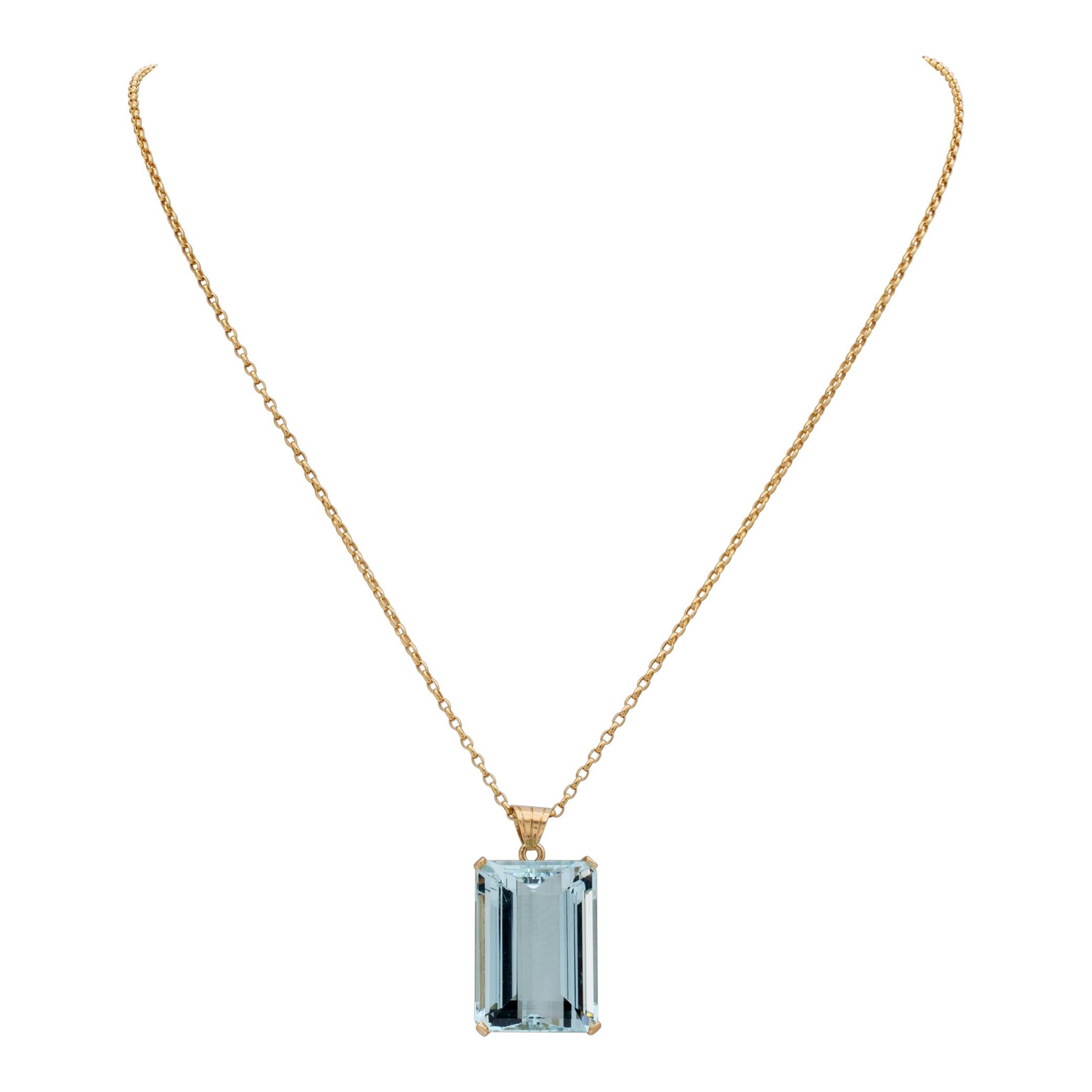 Ciondolo con acquamarina taglio smeraldo brillante certificata AGL (oltre 28,35 carati) e catena in oro 18 carati lunga 18 pollici. Acquamarina: 25 h x 15 l x 12 di profondità. Con balla di 39 mm di altezza.