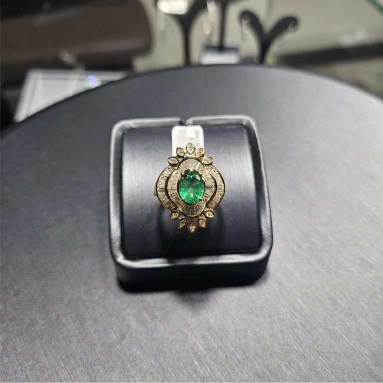 Willkommen im Istanbuler Diamantenhaus!
Dieser Artdeco-Ring ist mit einem einzigartigen Smaragd in der Mitte gestaltet. Es handelt sich um einen Smaragdring mit 1,54 Karat und 1,57 Karat Baguette-Diamanten. Sein Design ist einzigartig und wurde von