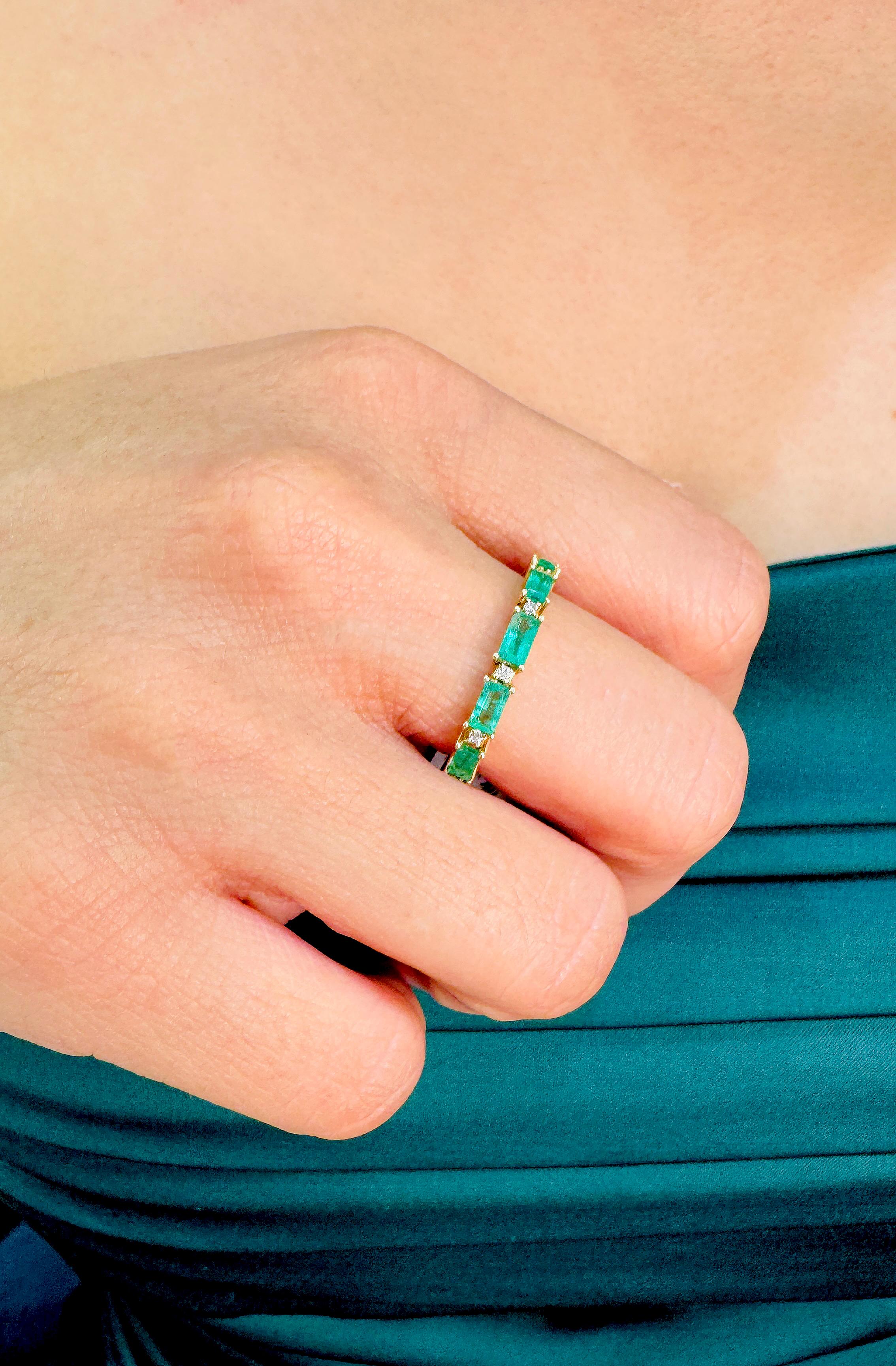 L'anello Tresor Diamond presenta un diamante da 0,10 carati e uno smeraldo da 1,95 carati in oro giallo 18 carati. Gli anelli sono un'ode alla bellezza lussuosa e classica con diamanti scintillanti. Il loro design contemporaneo e moderno li rende