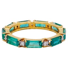 Anello con smeraldo baguette e diamante in oro giallo 18 carati