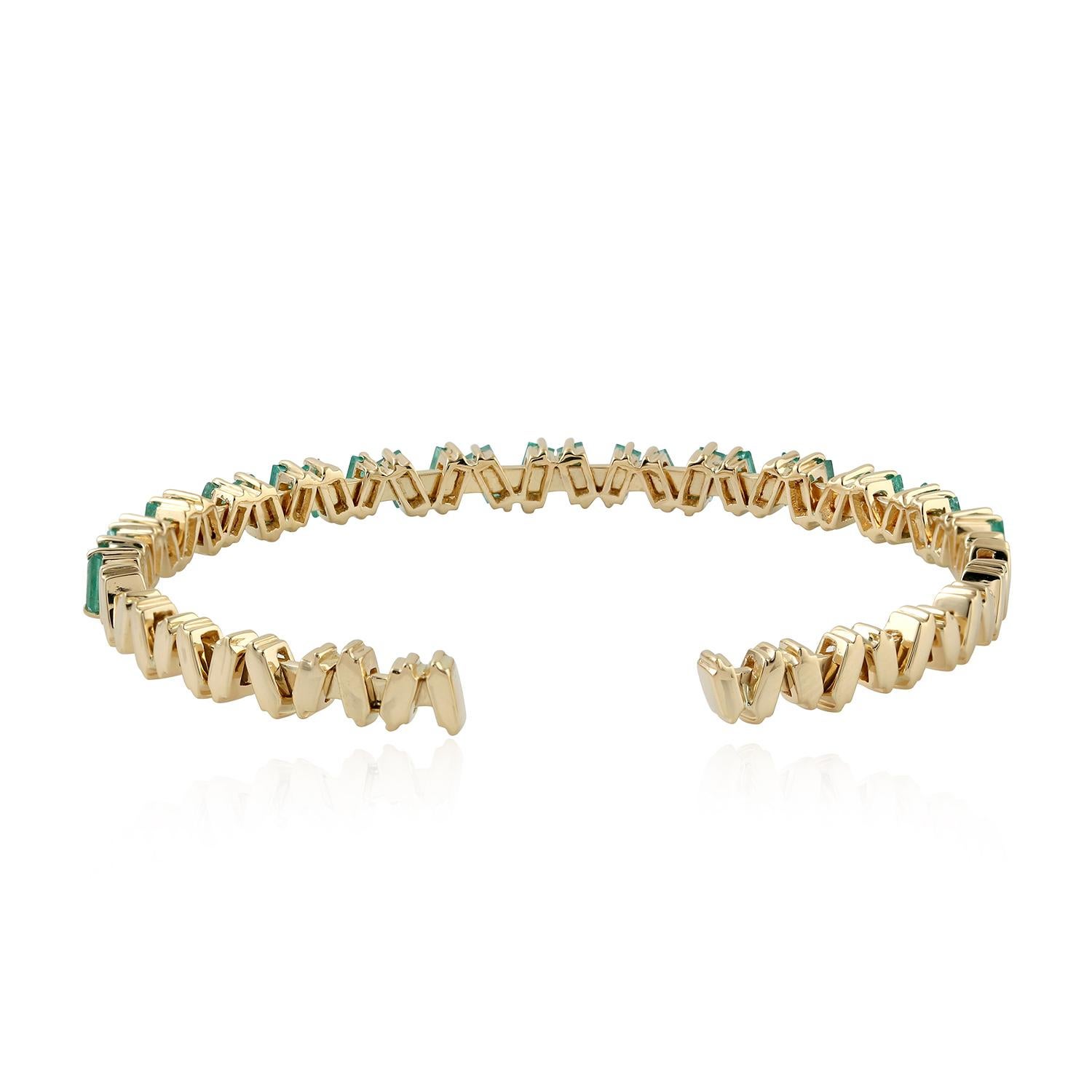 Artisan Bracelet baguette émeraude en or jaune 18 carats en vente
