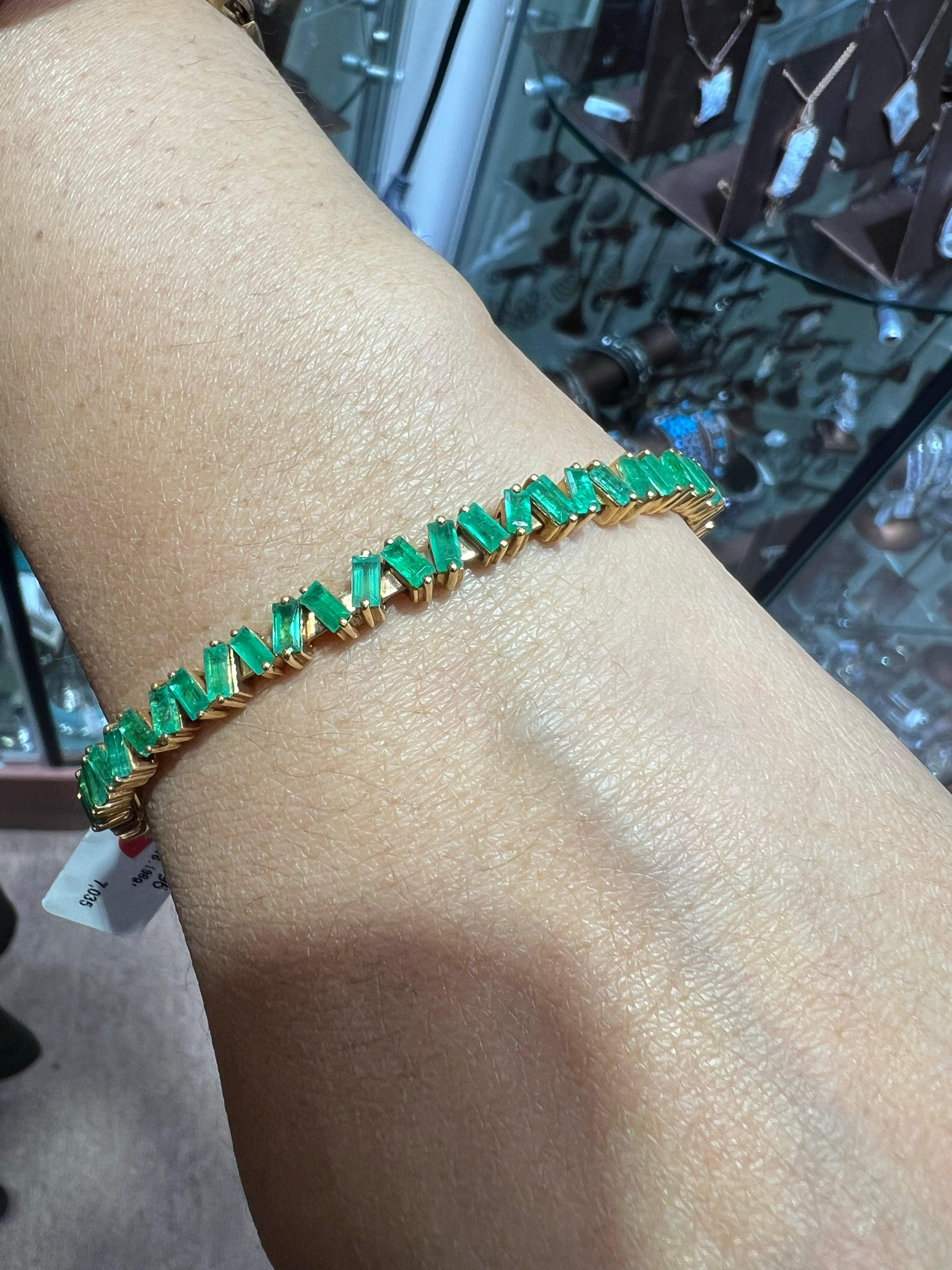 Bracelet baguette émeraude en or jaune 18 carats Neuf - En vente à New York, NY