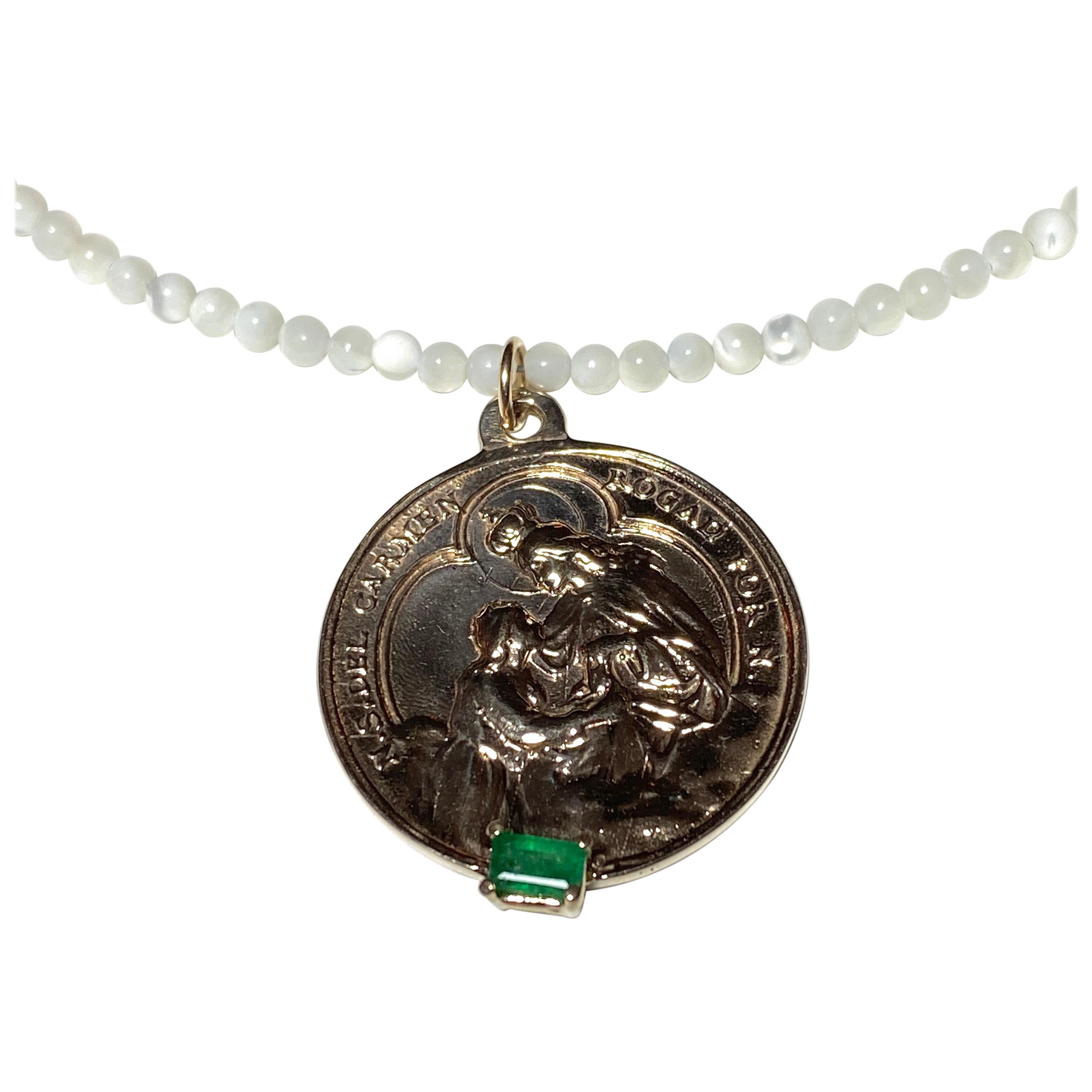 Smaragd Carmen Bronze Weiß Perlenkette J DAUPHIN

Exklusives Stück mit spanischem Carmen-Anhänger und einem Smaragd, der in einer Goldzacke auf einem Bronze-Anhänger gefasst ist. Die Perlenkette ist 16