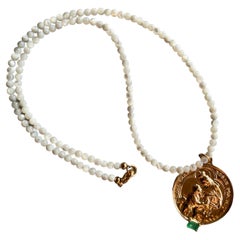 Collier de perles Carmen avec médaille en émeraude baguette