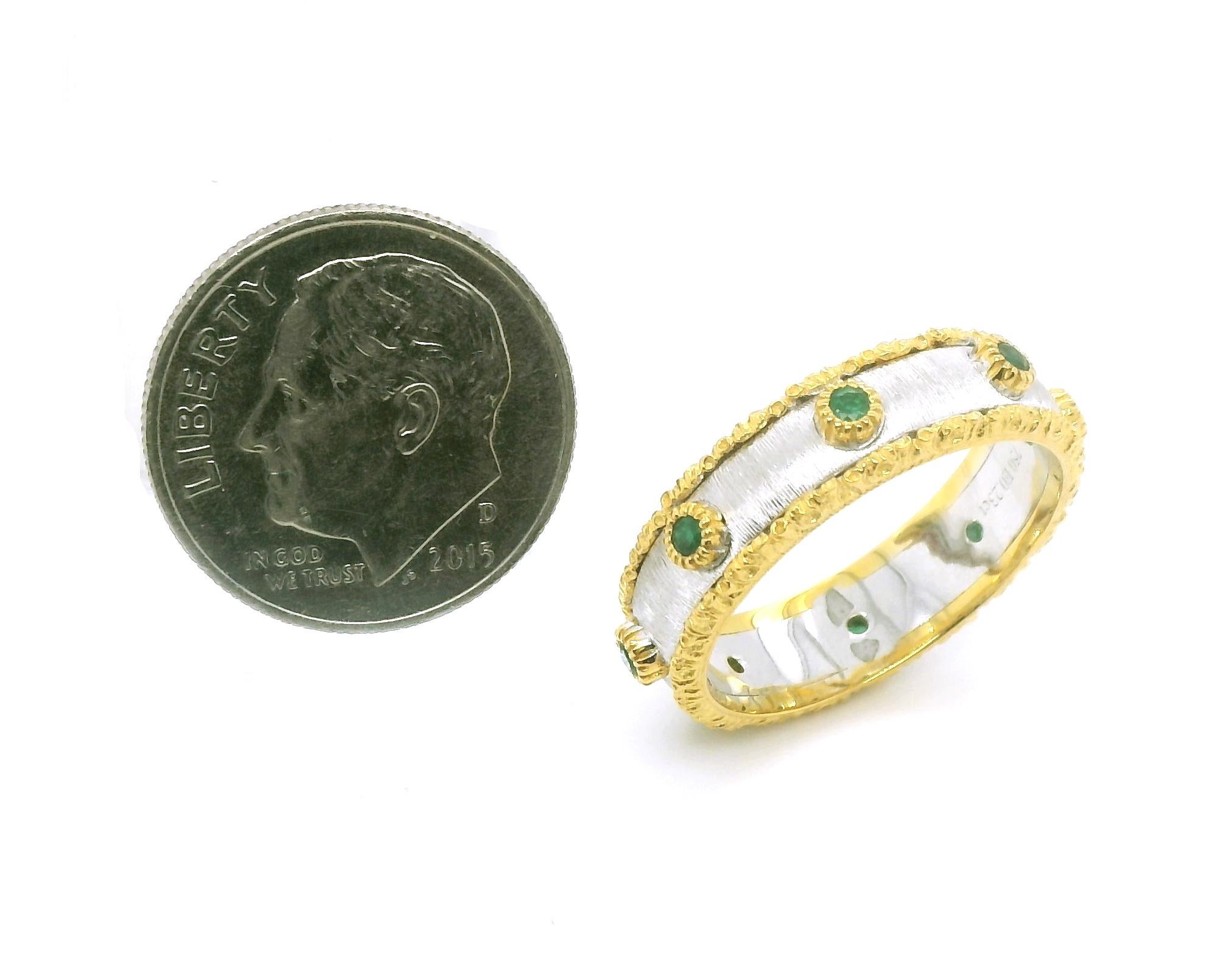 Taille ronde Bague avec émeraude en or jaune et blanc 18k, finition Florentine en vente