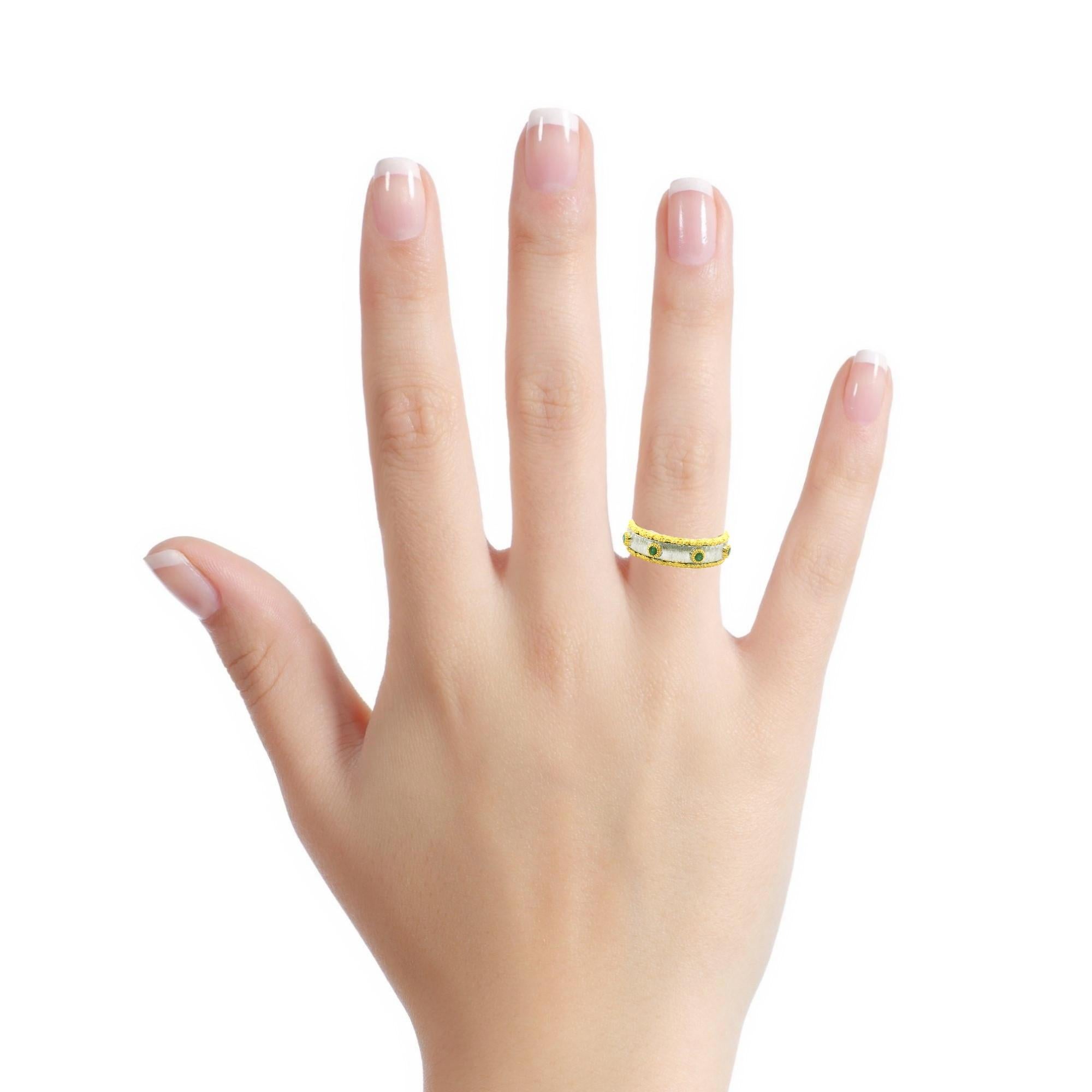 Bague avec émeraude en or jaune et blanc 18k, finition Florentine Neuf - En vente à Los Angeles, CA