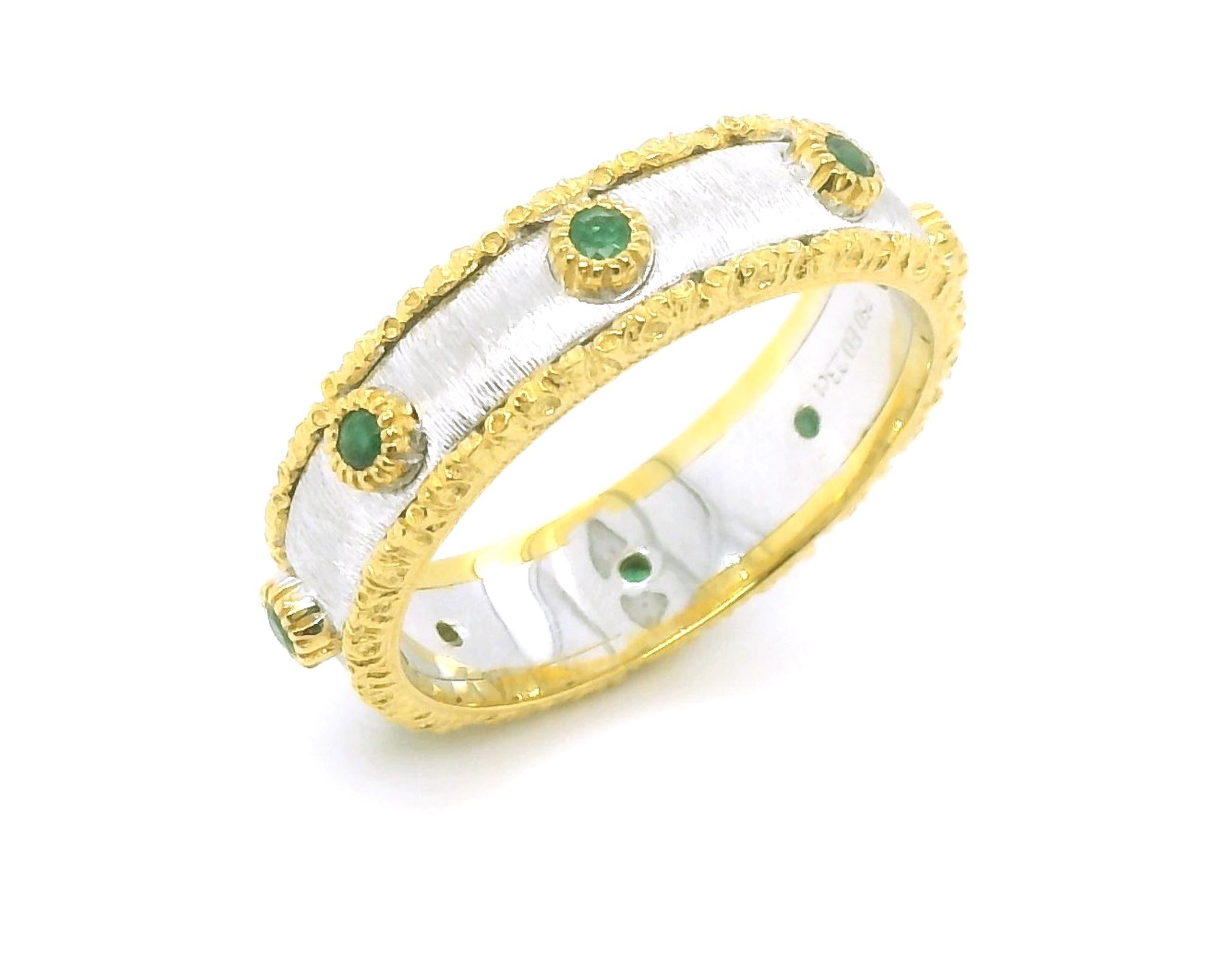 Anillo con banda de esmeralda en oro amarillo y blanco de 18 quilates, acabado florentino en venta 3