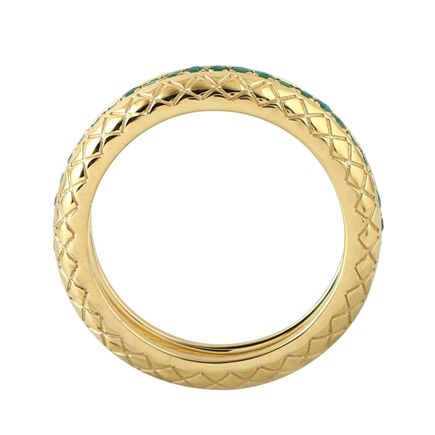 Emerald Band Ring Made In 18k Yellow Gold In New Condition For Sale In New York, NY
