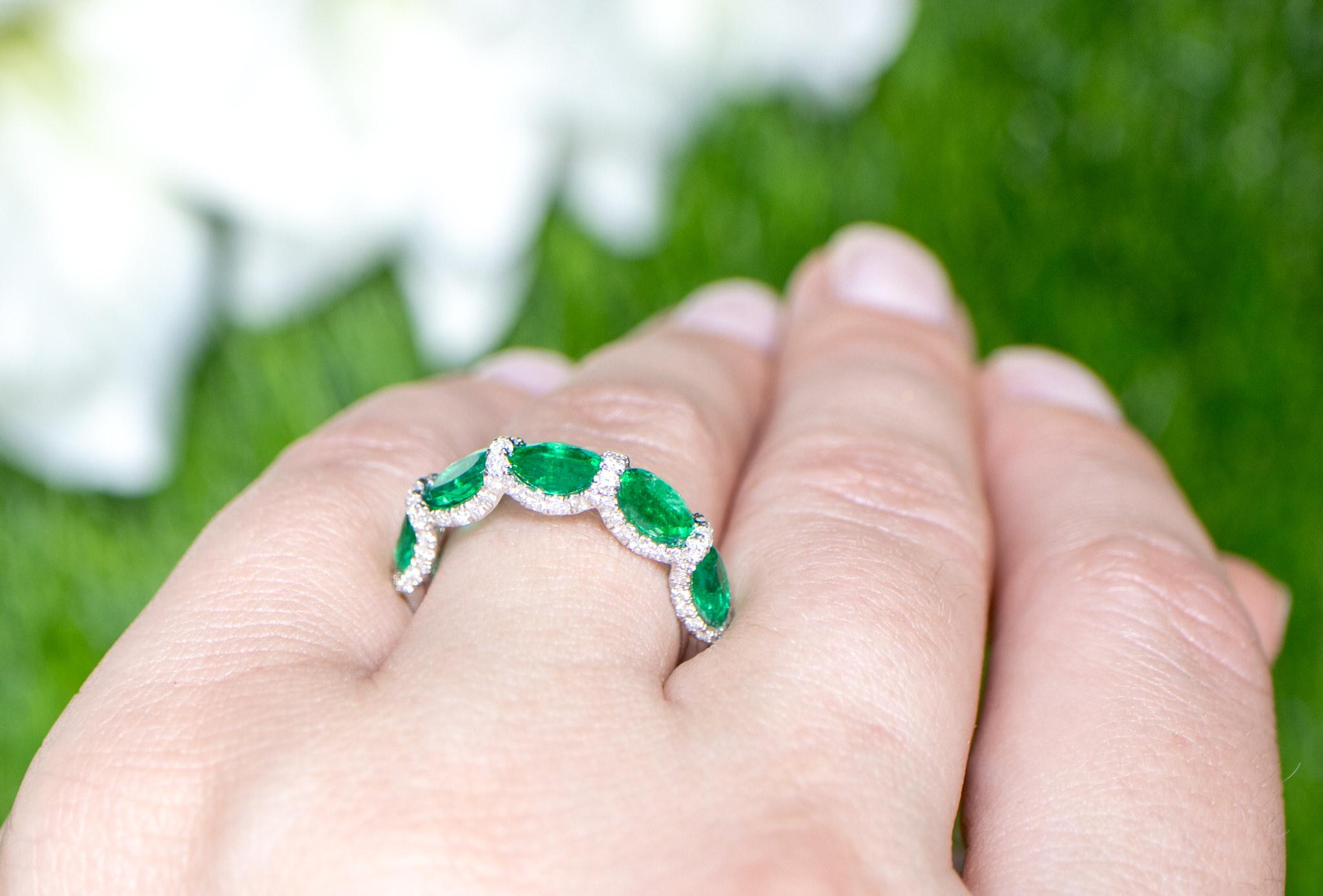 Contemporary Emerald Band Ring With Diamonds 2.45 Carats 18K Gold For Sale
